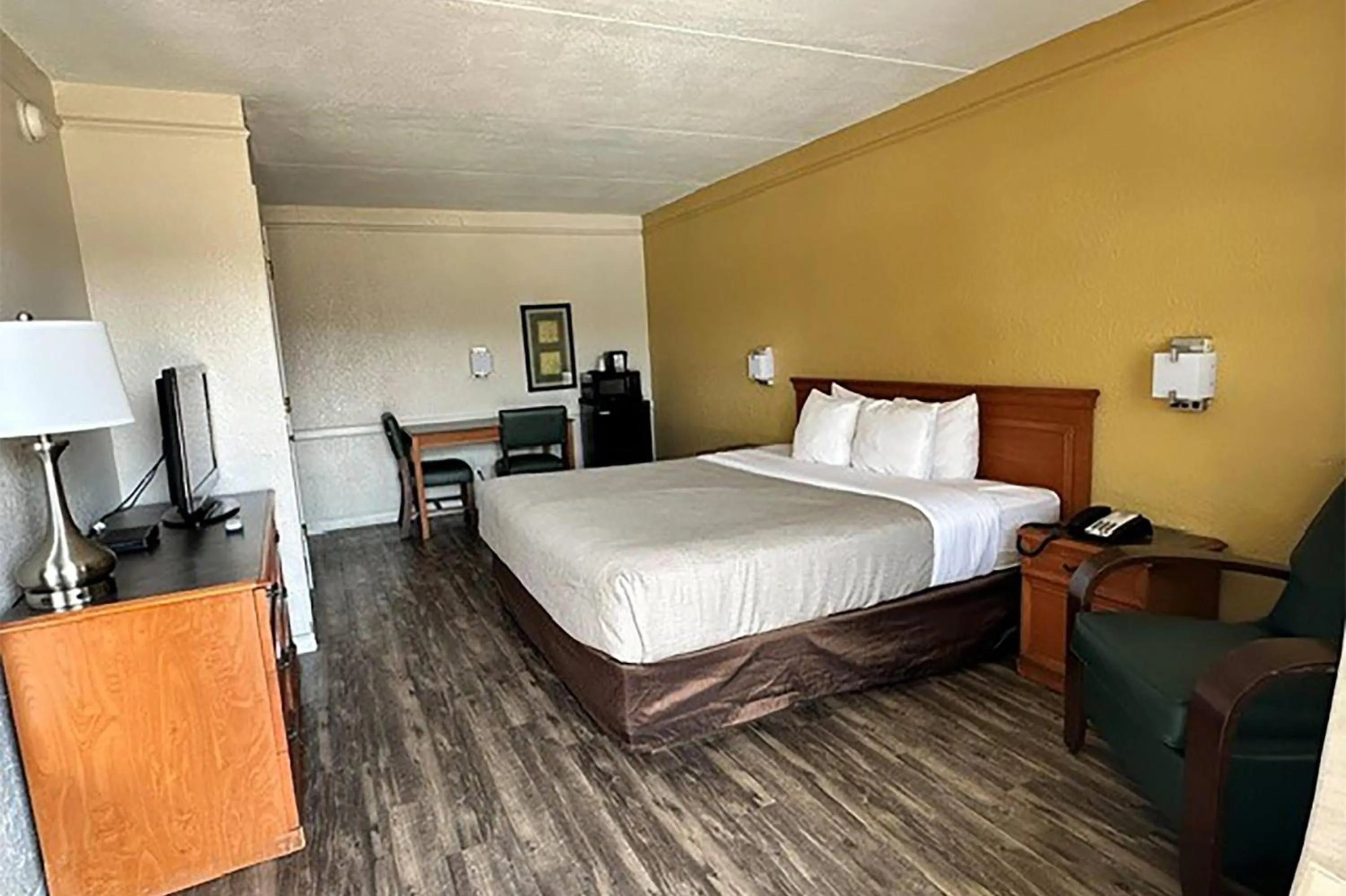 Photo of the whole room, Bed in Baymont by Wyndham Nacogdoches Near University