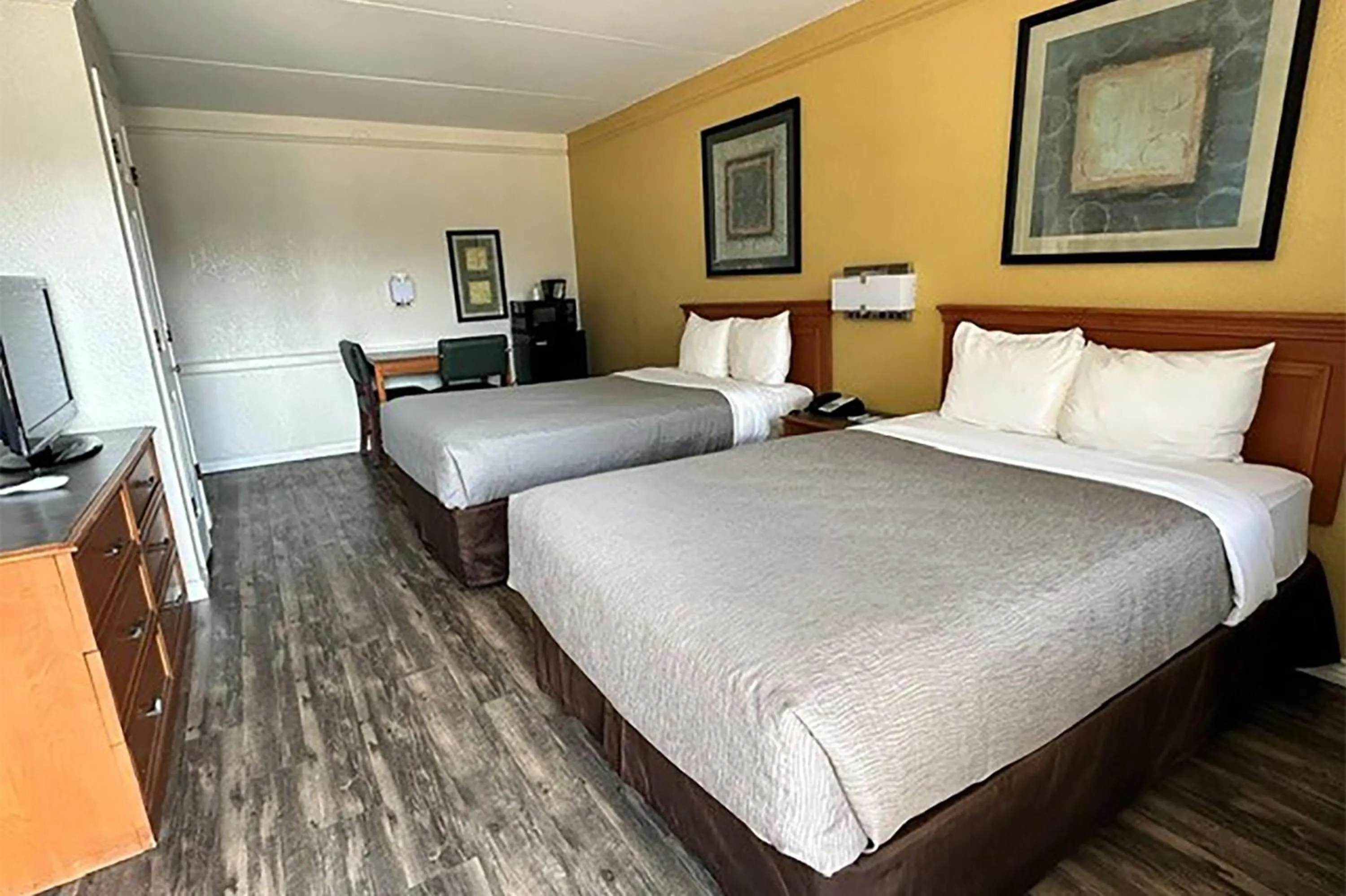 Photo of the whole room, Bed in Baymont by Wyndham Nacogdoches Near University