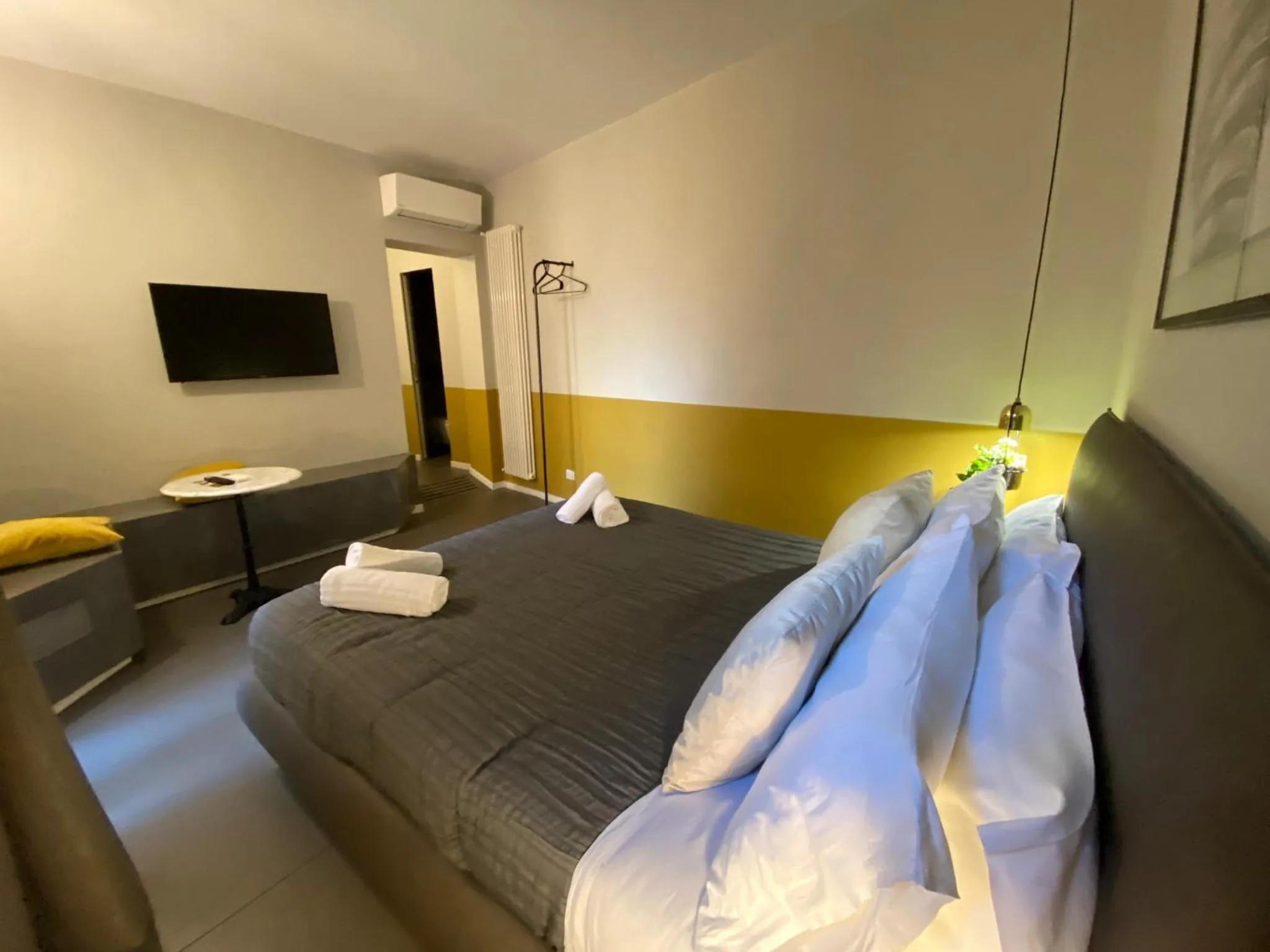 Bed in Cavour Urban Rooms by GHOR