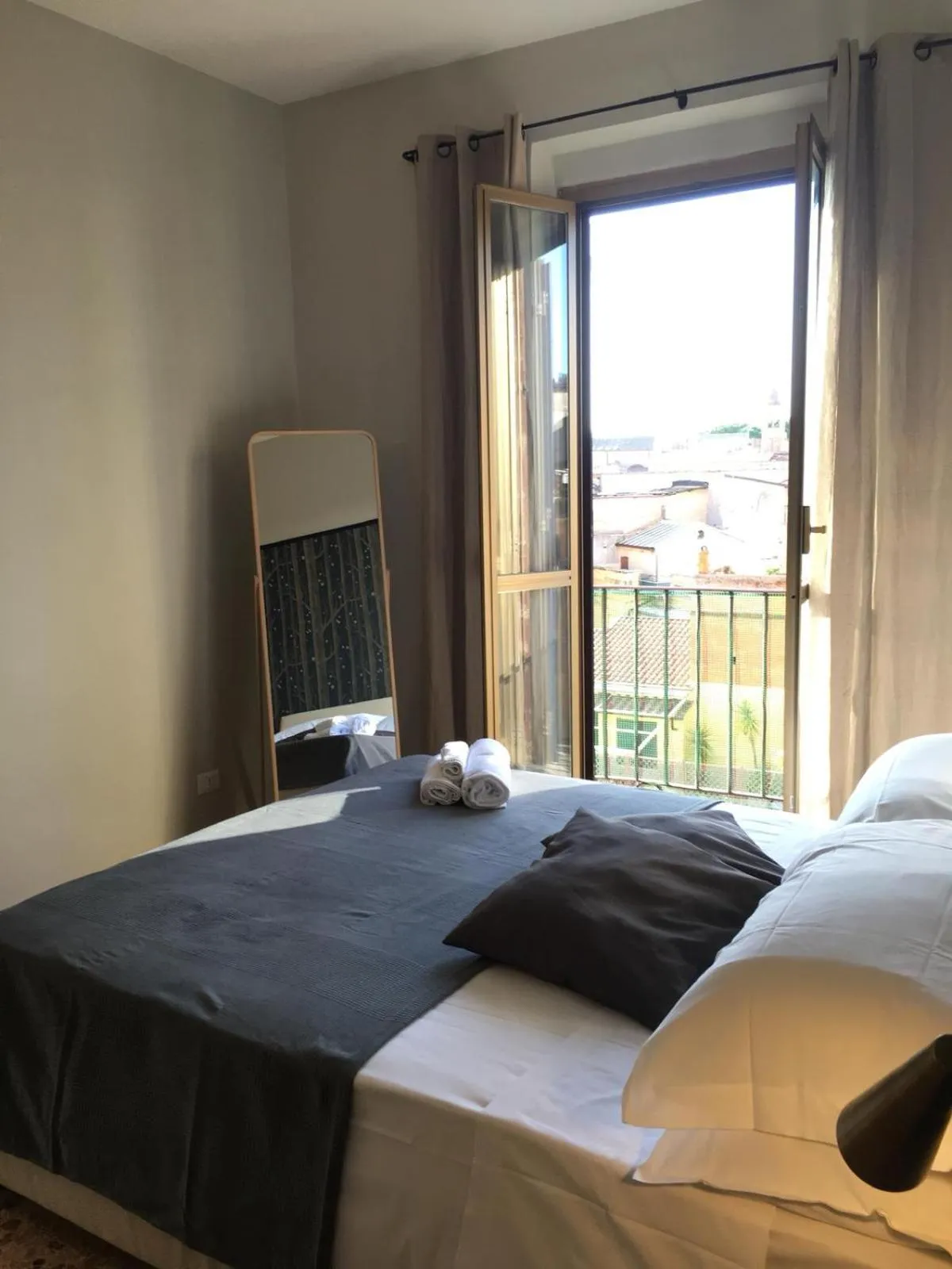 Bed in Cavour Urban Rooms by GHOR