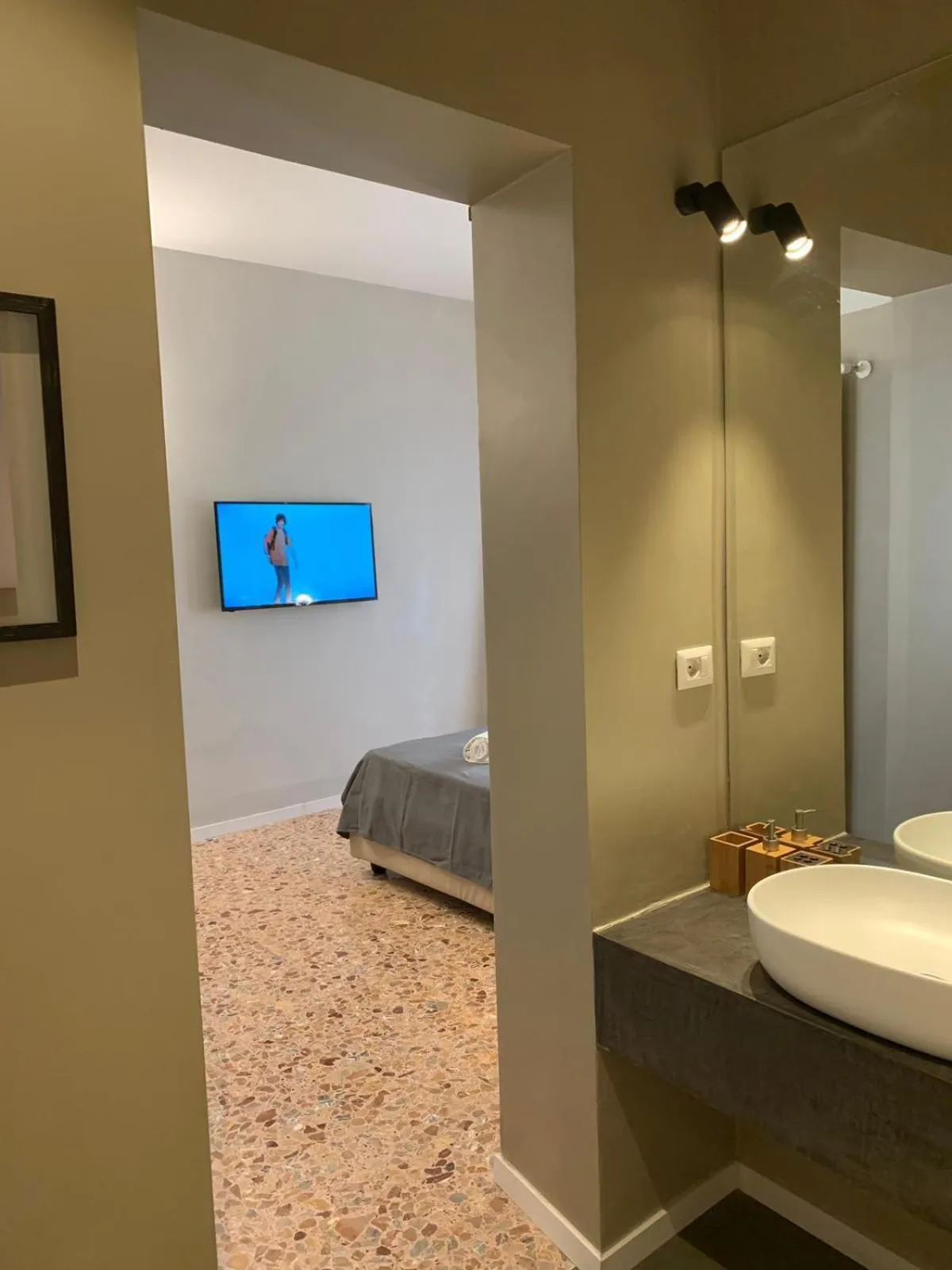 Bed in Cavour Urban Rooms by GHOR