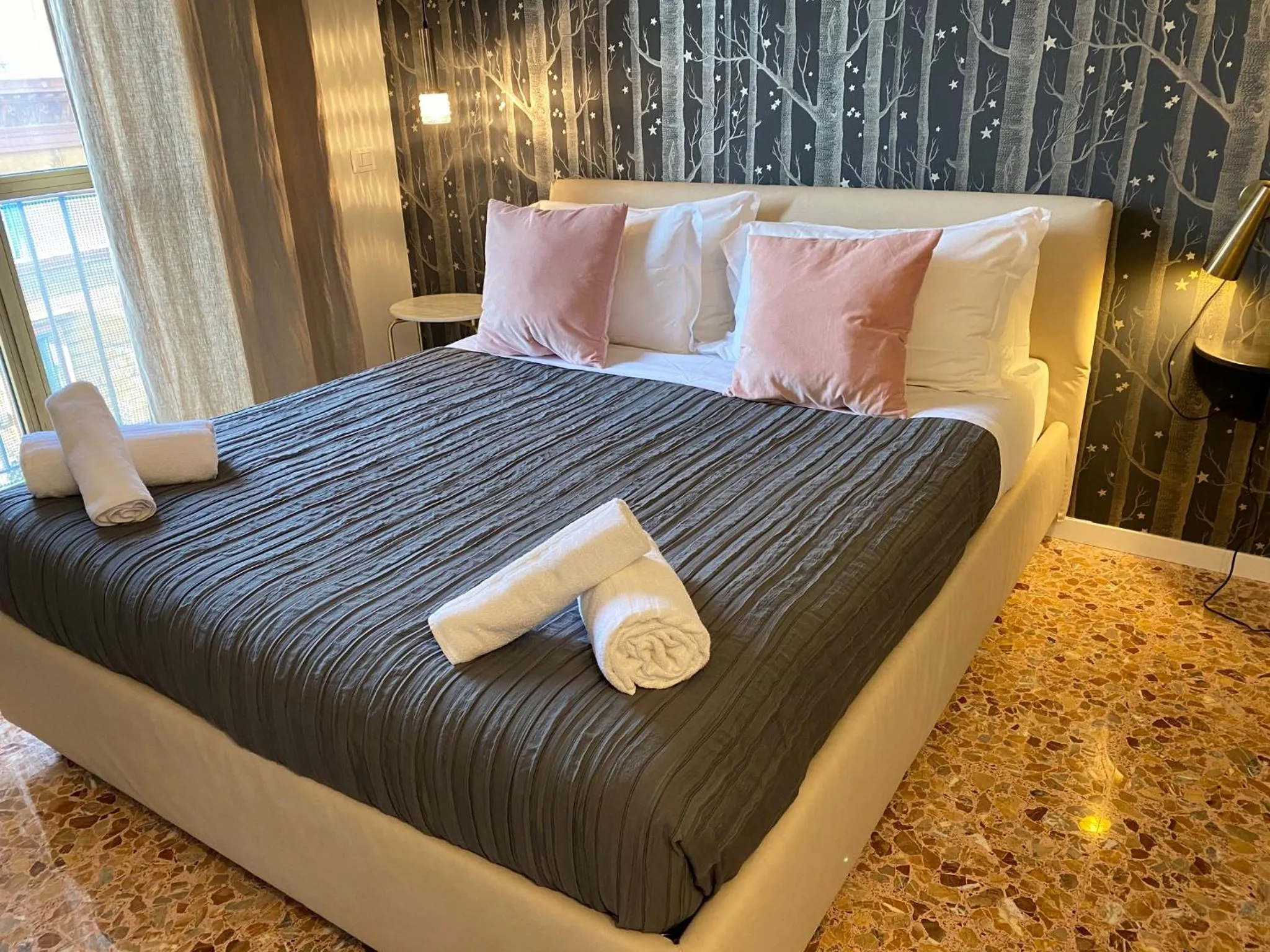 Bedroom, Bed in Cavour Urban Rooms by GHOR