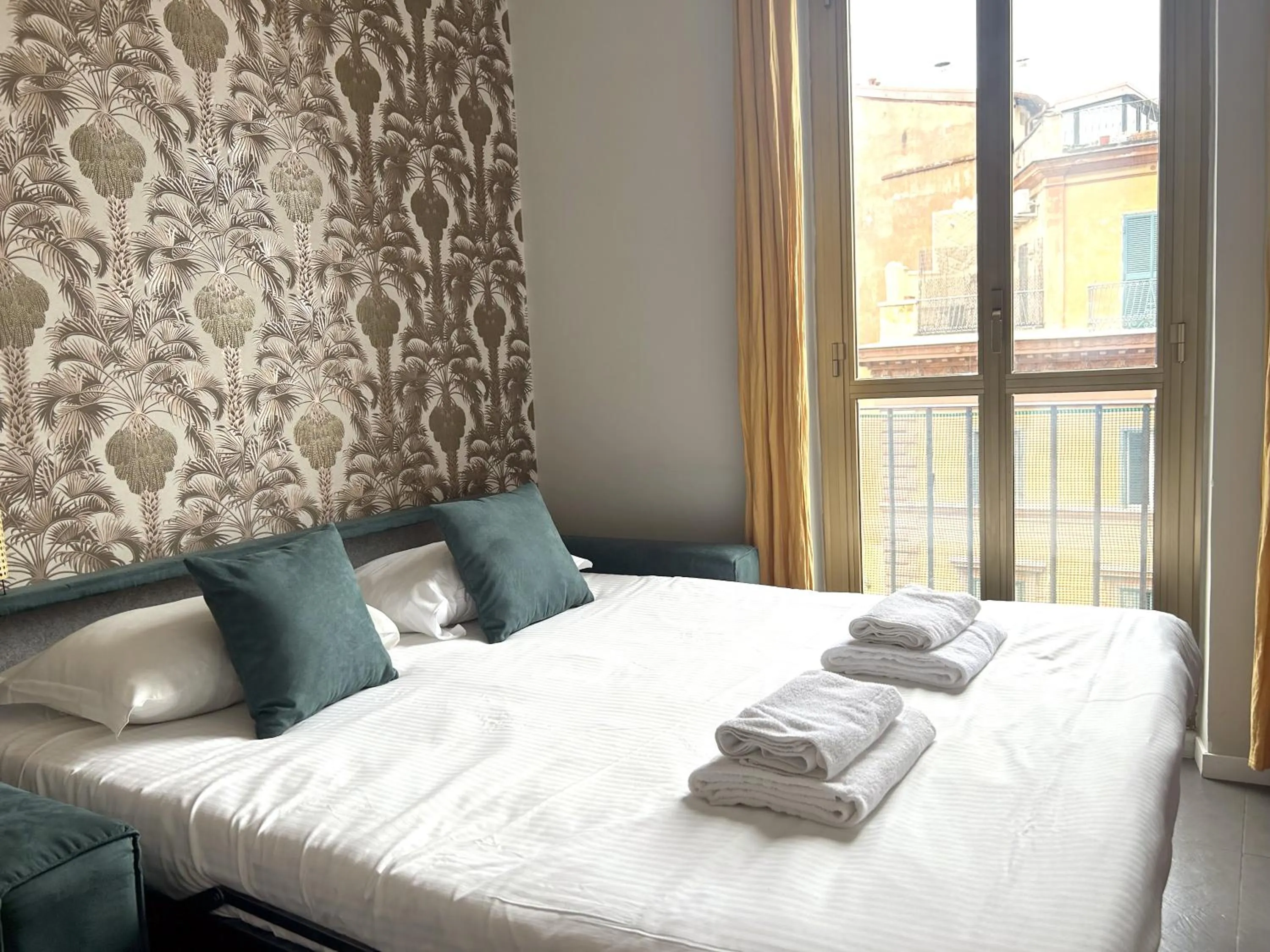 Bed in Cavour Urban Rooms by GHOR