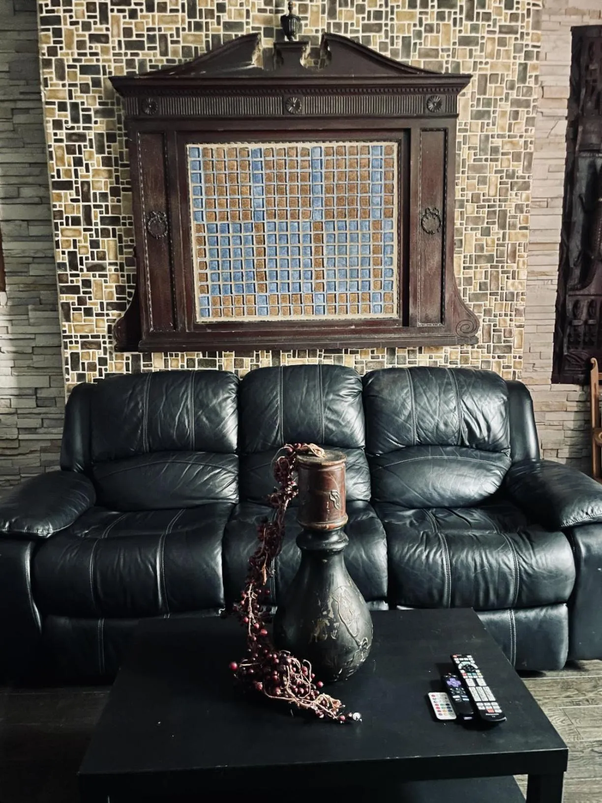 Communal lounge/ TV room in NYC Townhouse Apartment