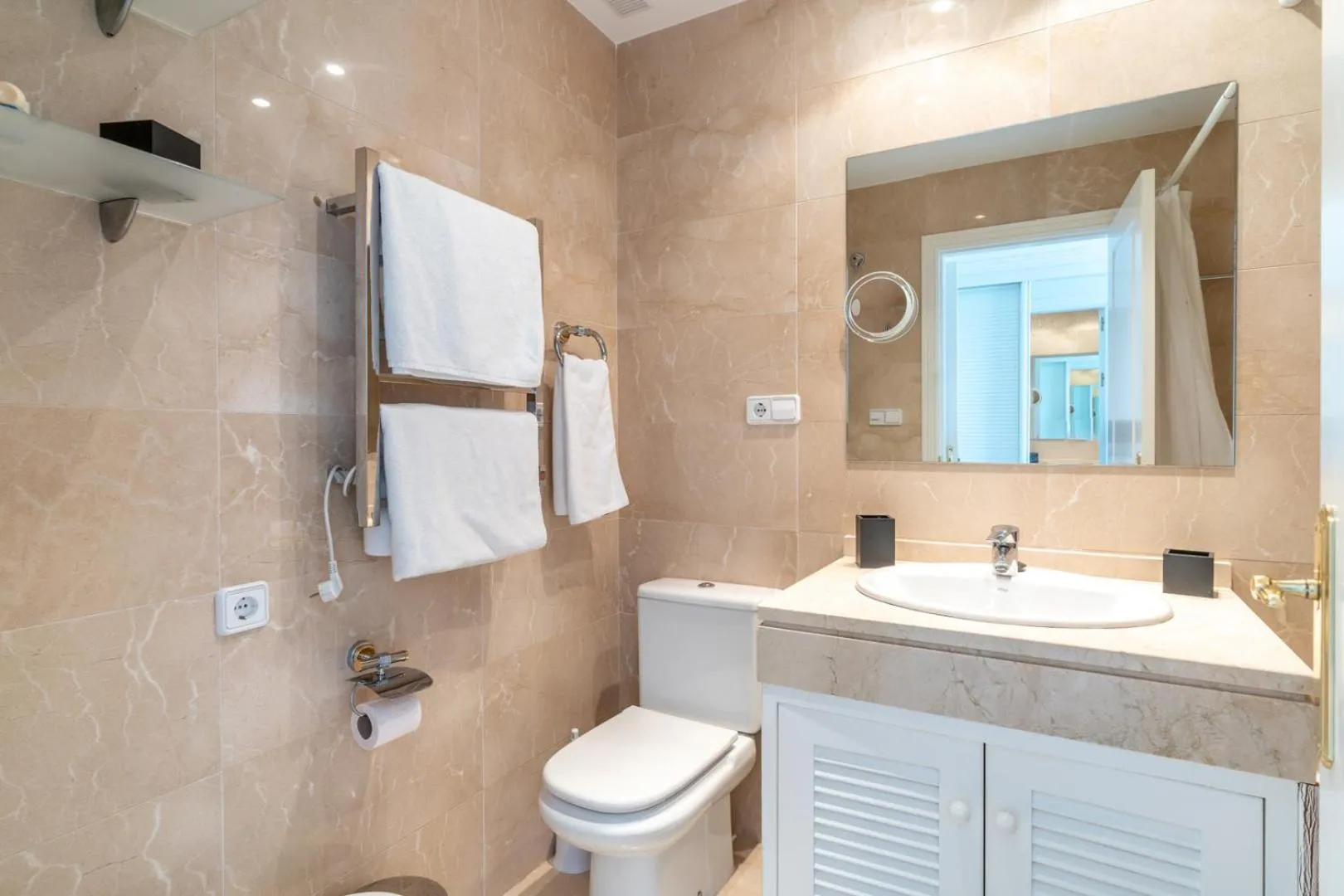 Bathroom in LOS ARQUEROS GOLF APARTMENTS