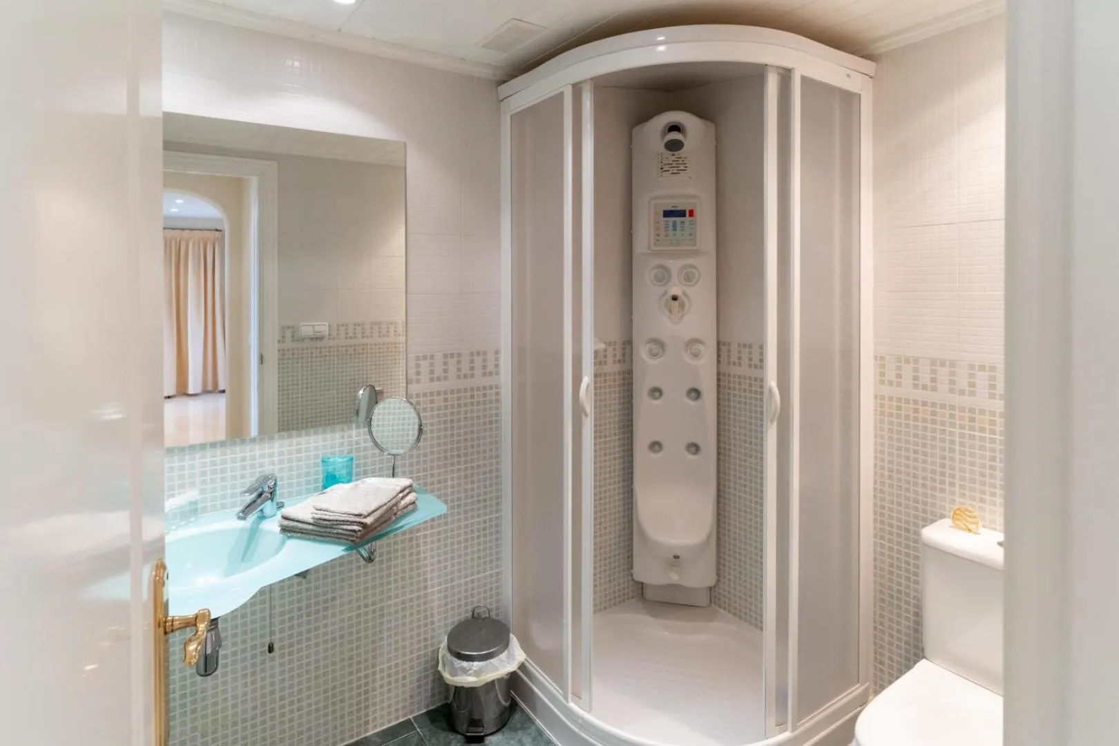 Bathroom in LOS ARQUEROS GOLF APARTMENTS