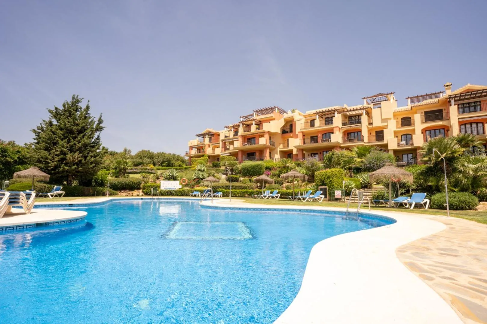 Swimming pool in LOS ARQUEROS GOLF APARTMENTS