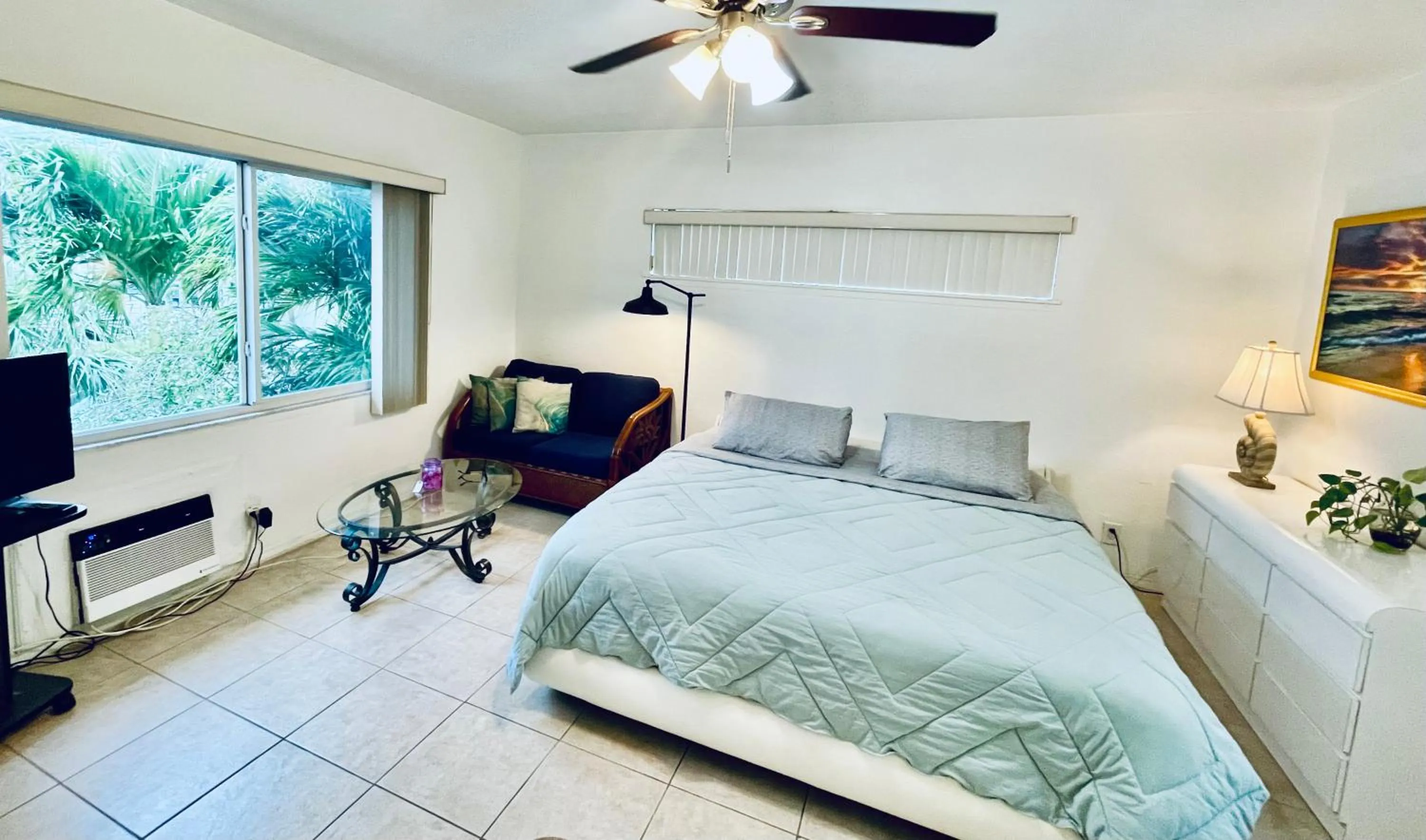 Bed in Beach Tide Motel