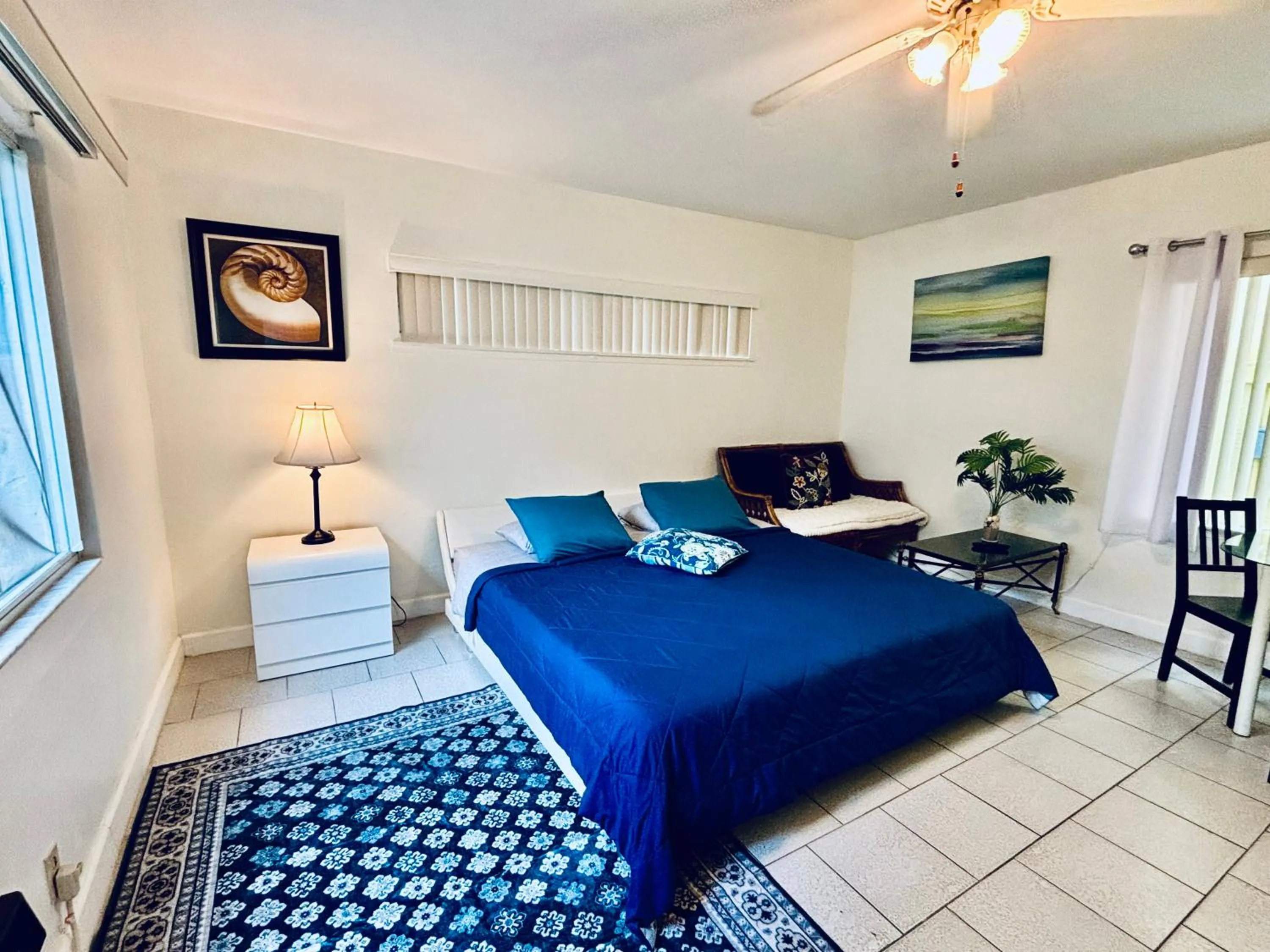 Bed in Beach Tide Motel