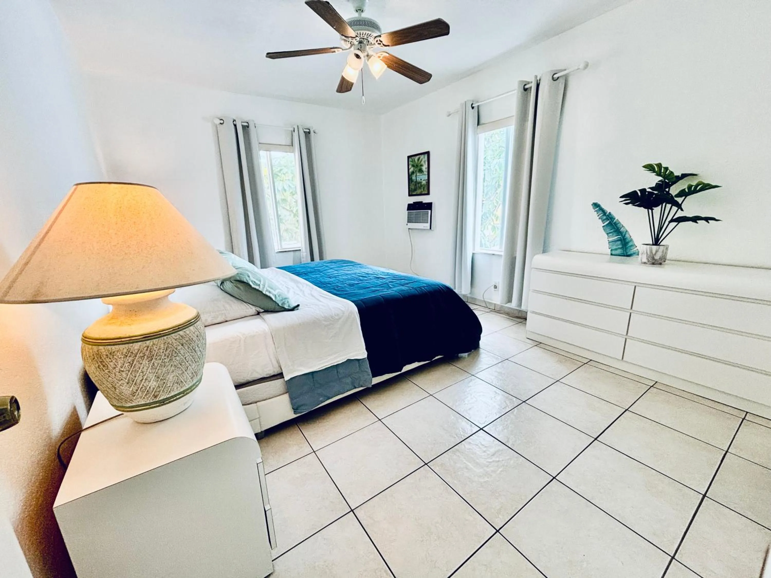 Bed in Beach Tide Motel