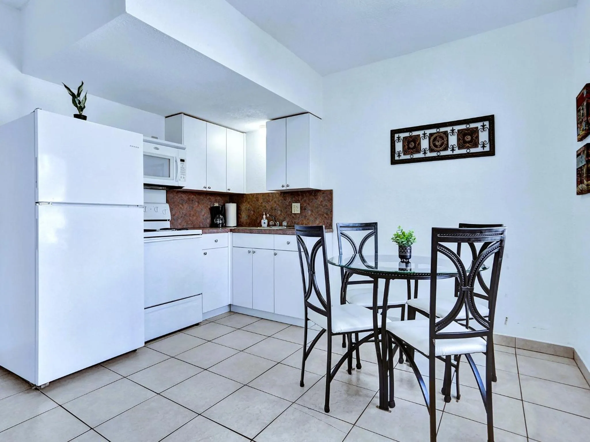 Kitchen or kitchenette in Beach Tide Motel