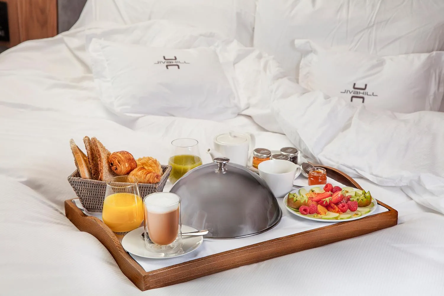 Breakfast, Bed in Jiva Hill Resort - Genève