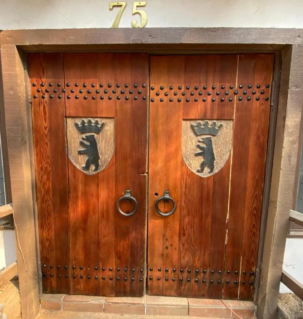 Facade/entrance in The Mammoth Inn