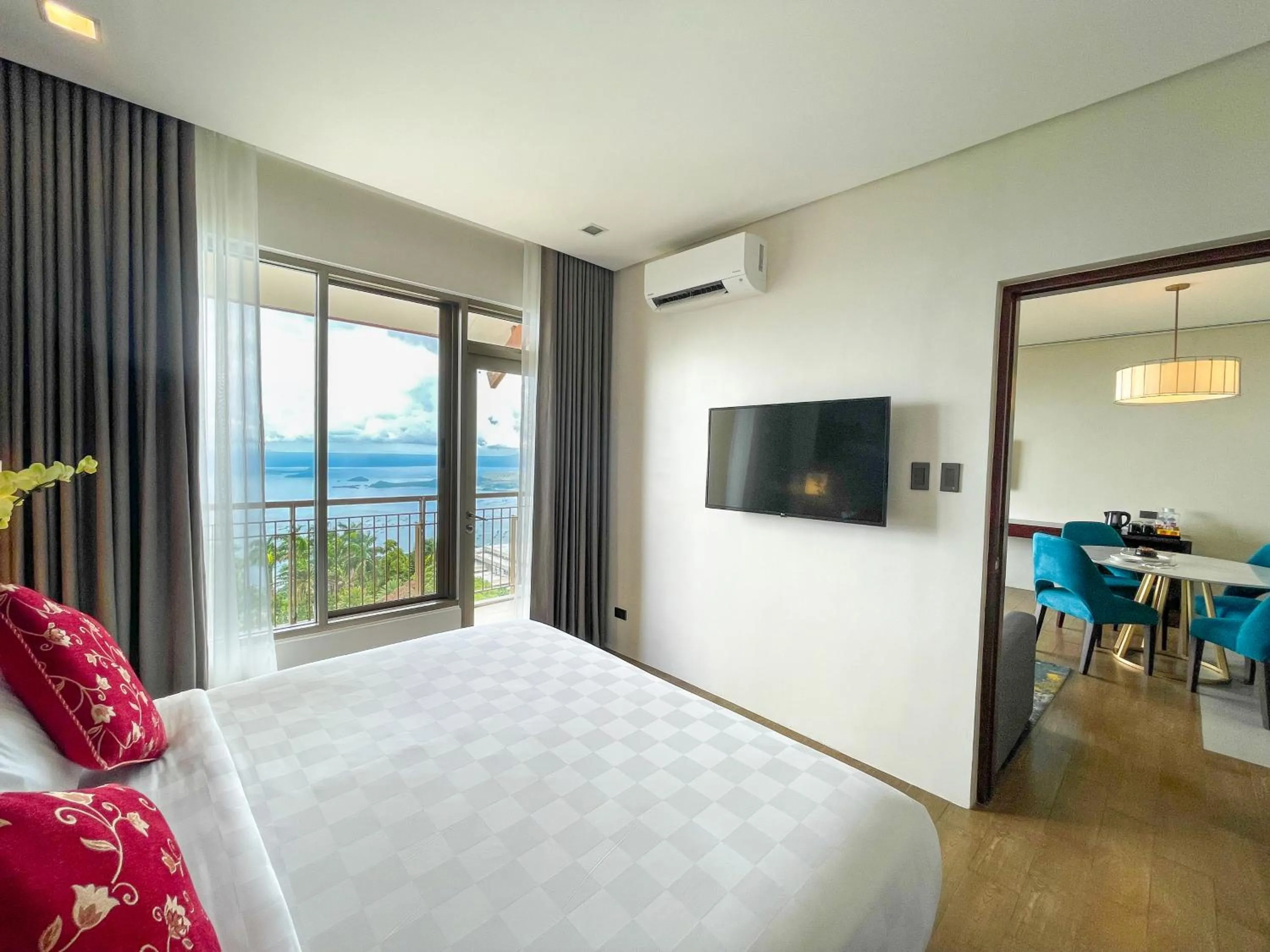 Bed in Summit Ridge Tagaytay - Newly Renovated