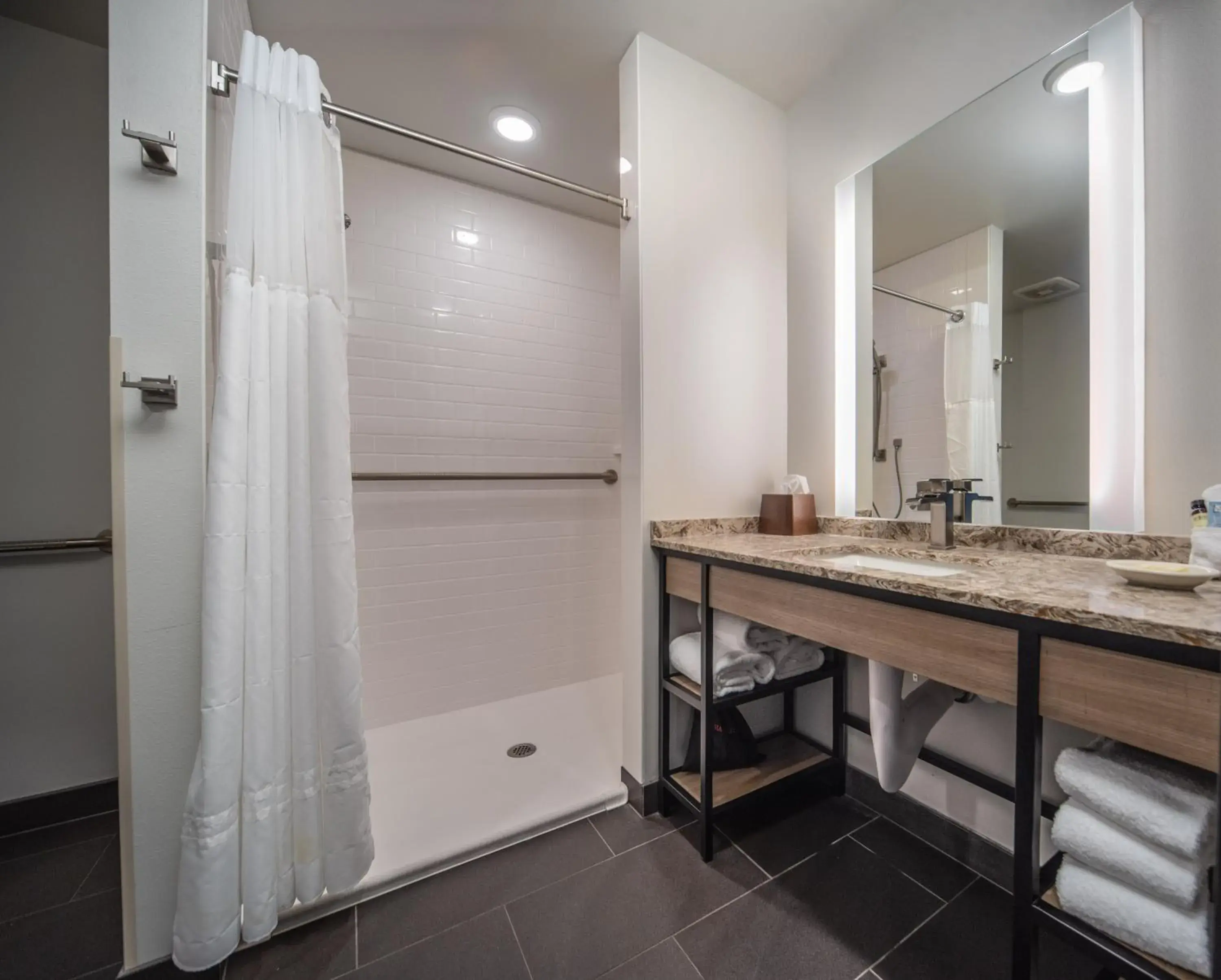 Queen Room with Two Queen Beds - Disability Access in Hotel Windrow Downtown Ellensburg Queen Room with Two Queen Beds - Disability Access in Hotel Windrow Downtown Ellensburg