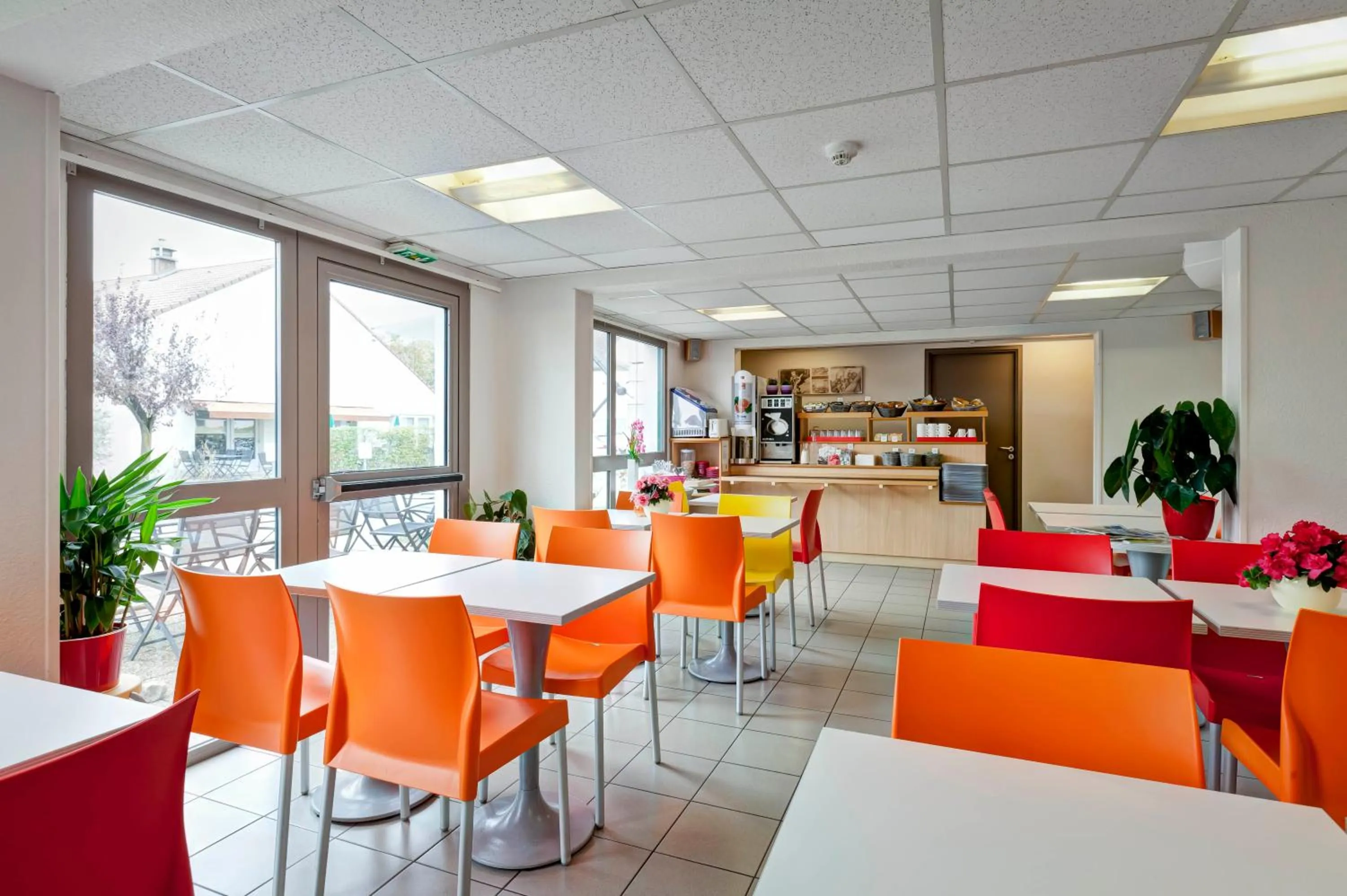 Communal lounge/ TV room in Première Classe Chalon Sur Saône
