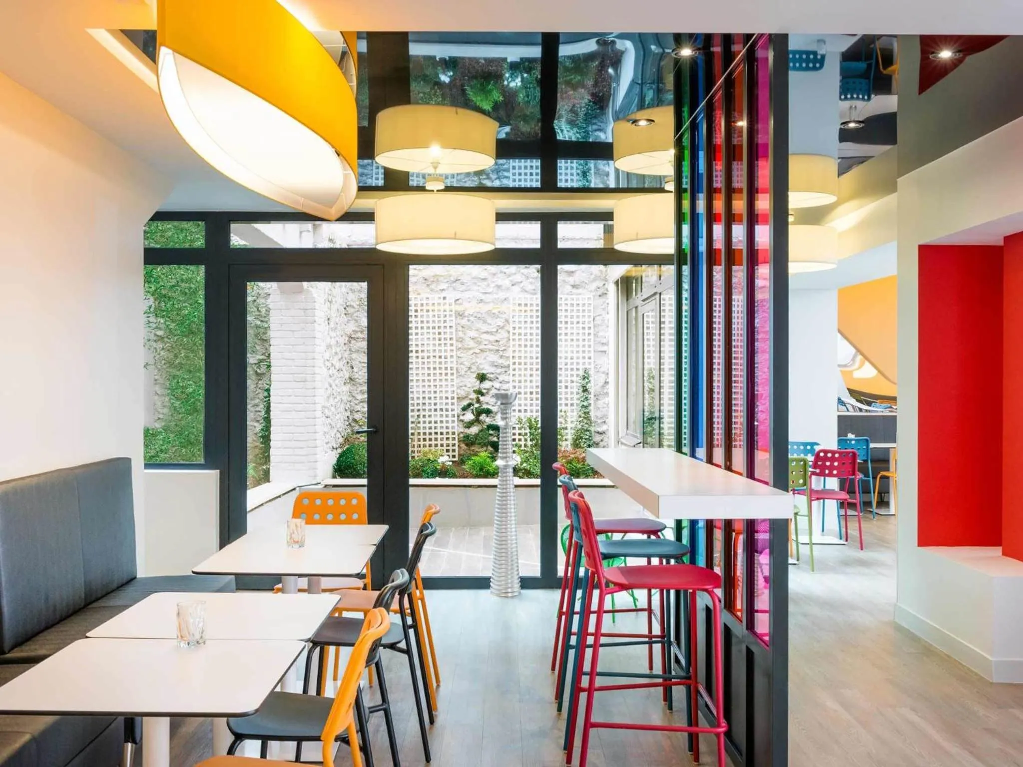 Lounge or bar in ibis Styles Paris La Défense Courbevoie