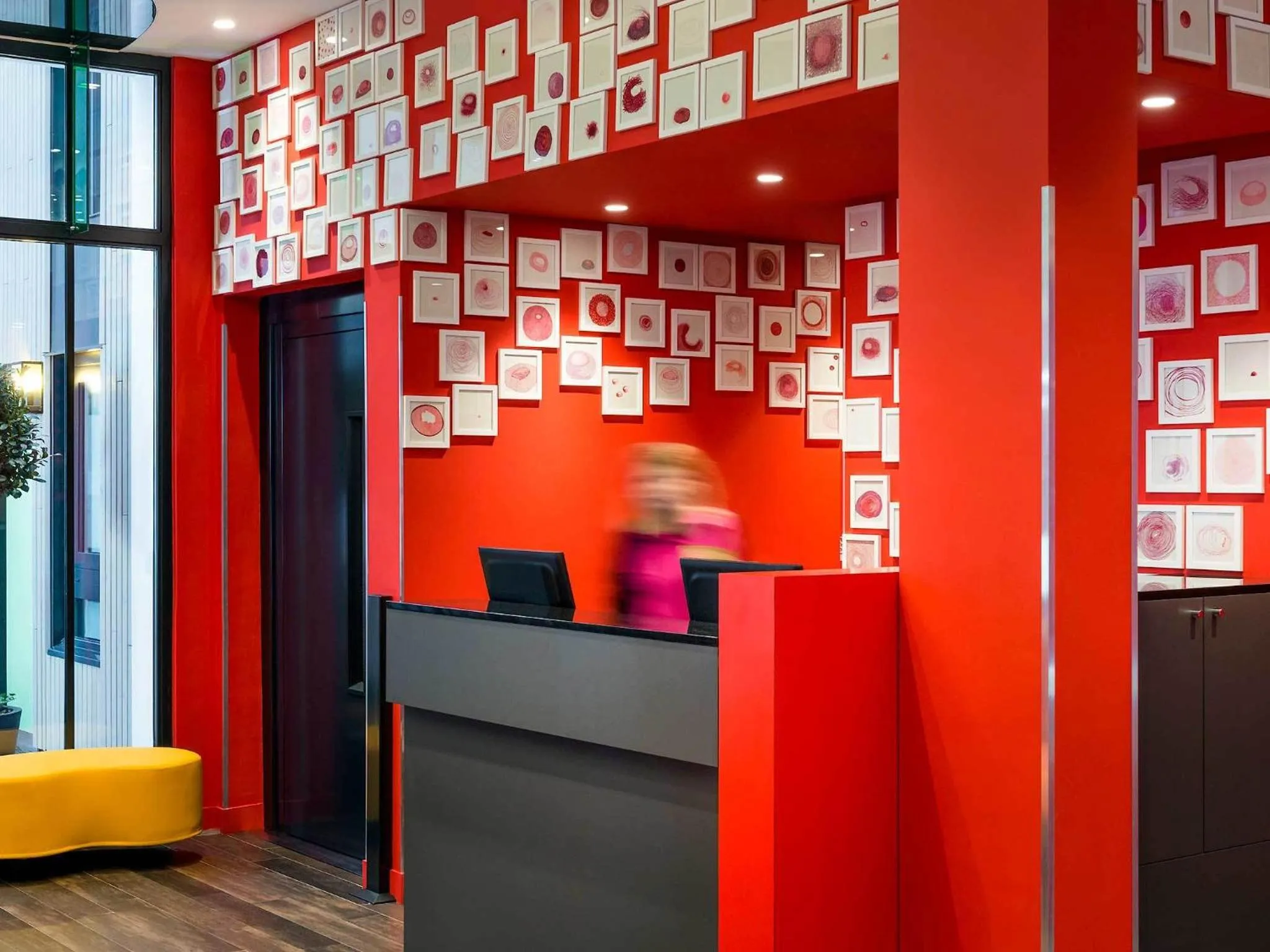 Lobby or reception in ibis Styles Paris La Défense Courbevoie