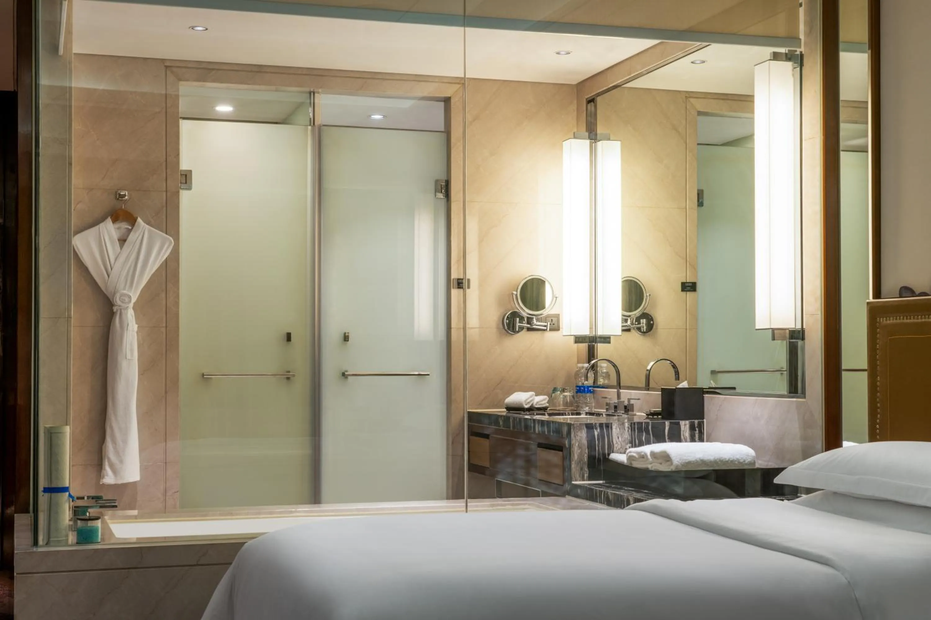 Toilet, Bed in Minyoun Chengdu Dongda Hotel