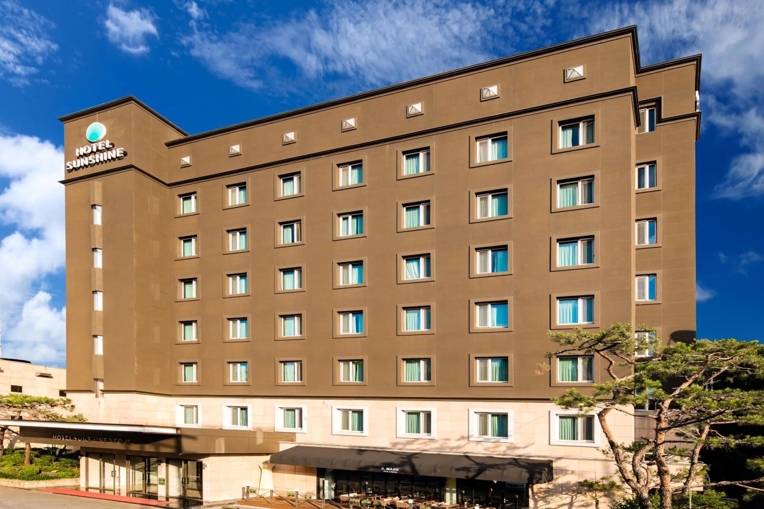 Facade/entrance in Sunshine Hotel