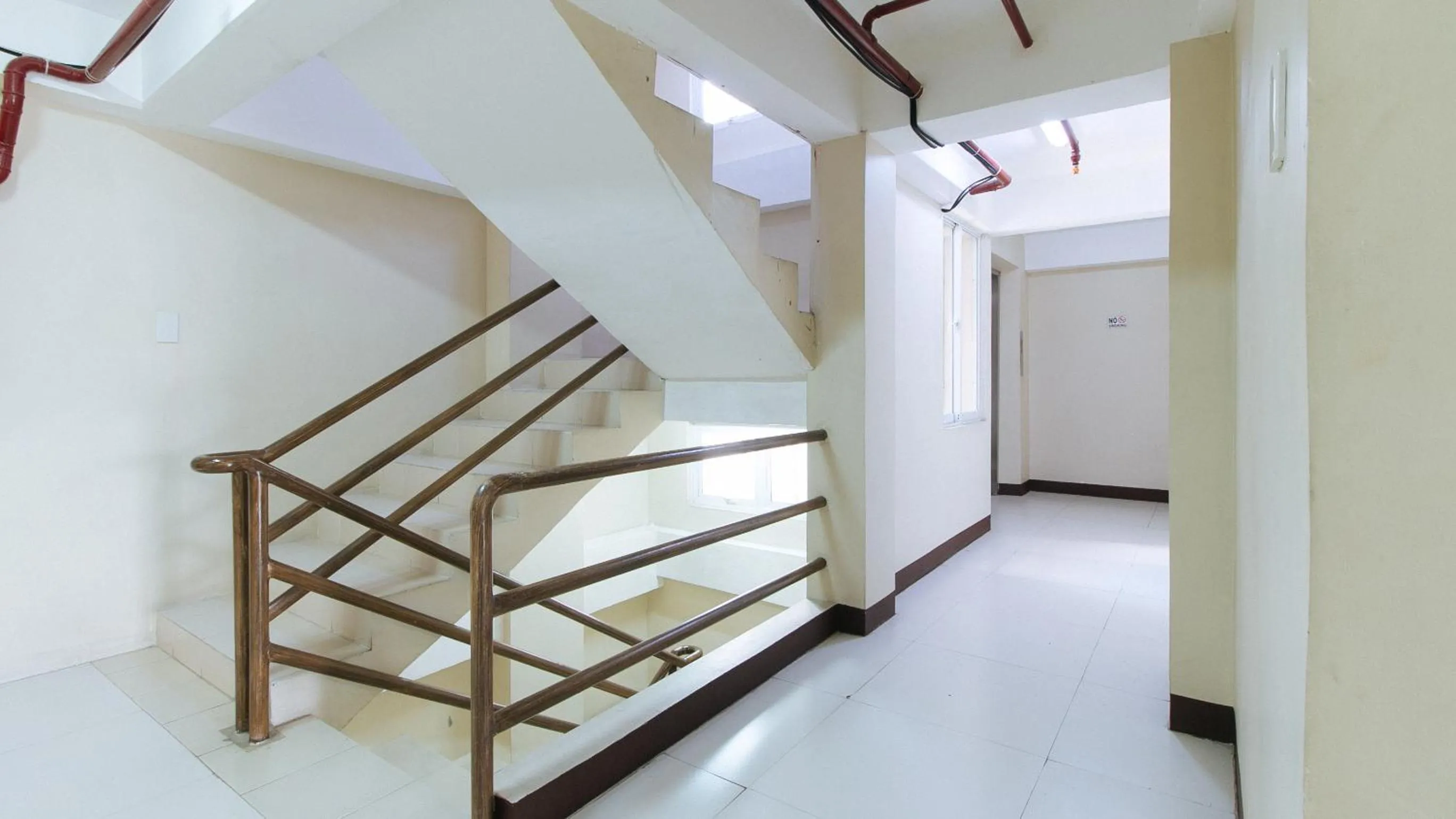 Lobby or reception in RedDoorz near C5 Kalayaan Avenue Makati