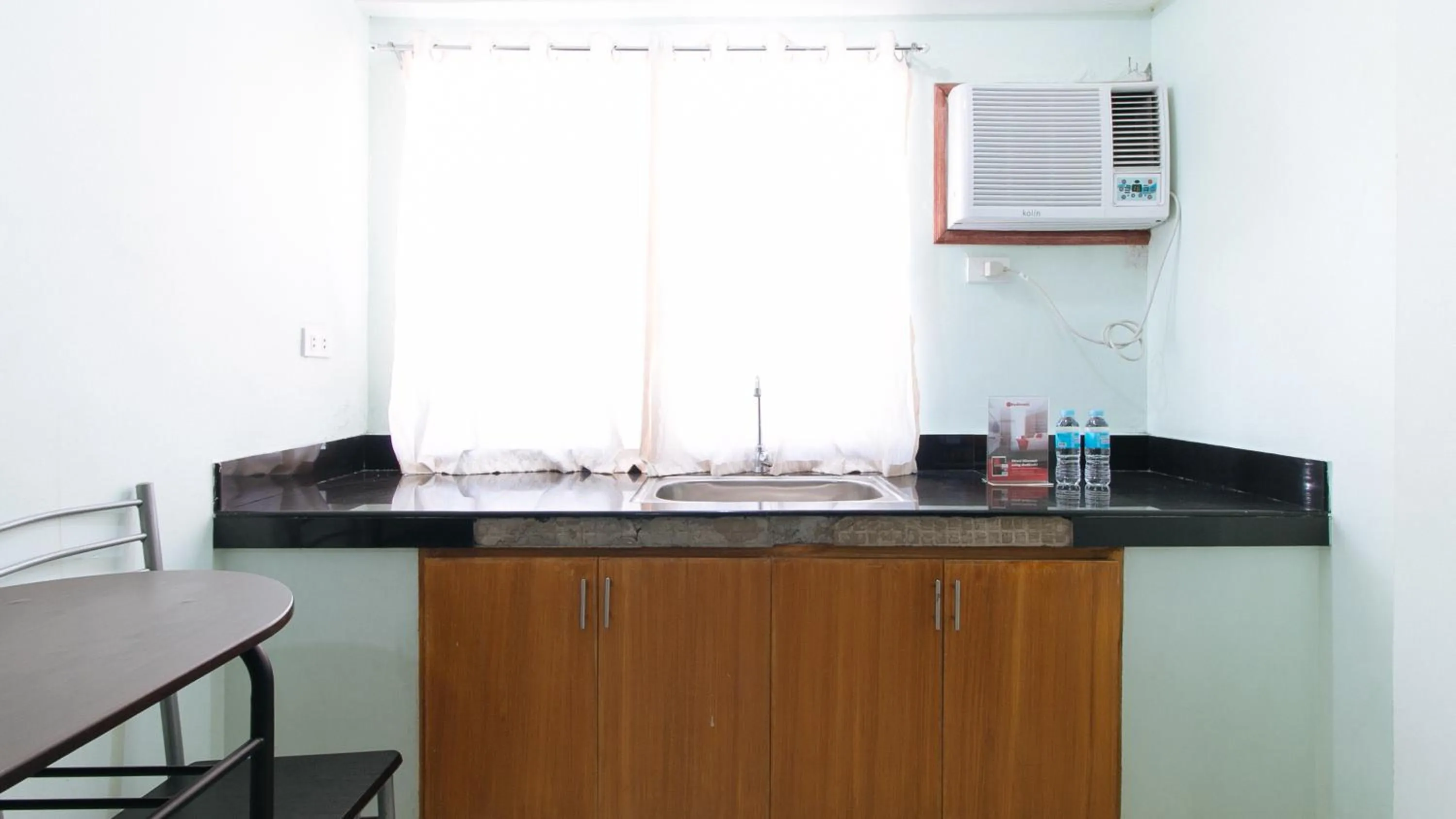 Bedroom, Kitchen/Kitchenette in RedDoorz near C5 Kalayaan Avenue Makati