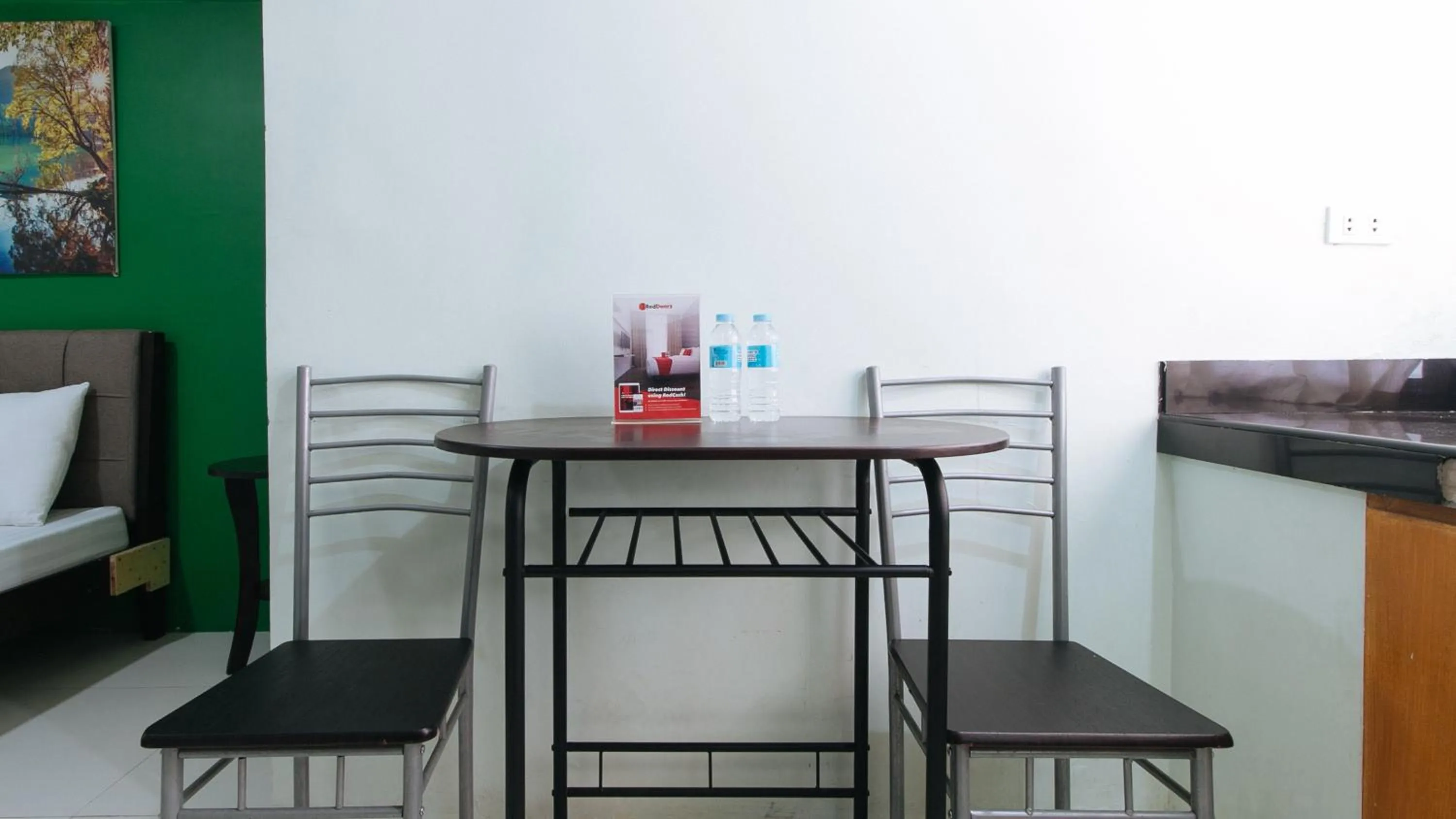 Seating area in RedDoorz near C5 Kalayaan Avenue Makati