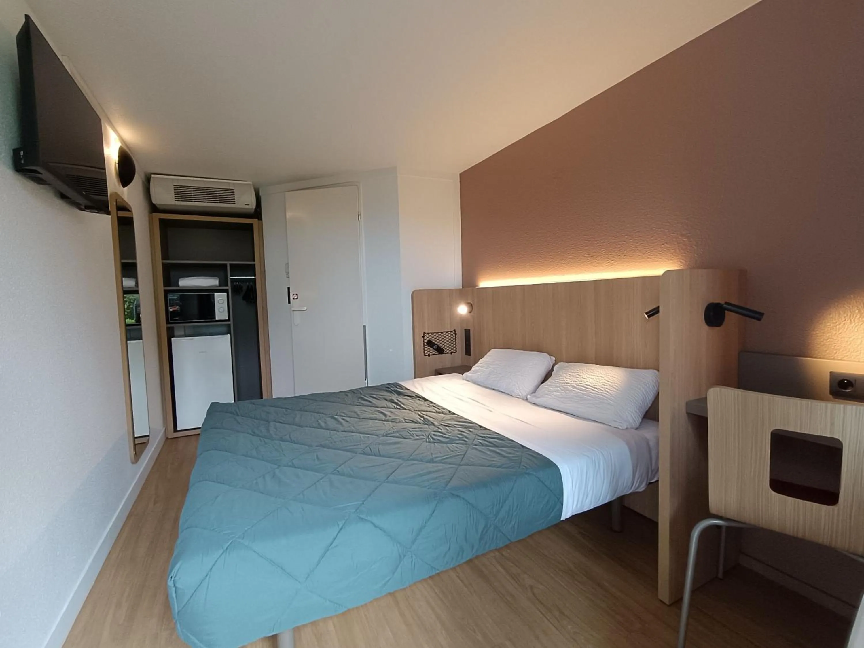 Photo of the whole room, Bed in Premiere Classe Bordeaux Est Lormont