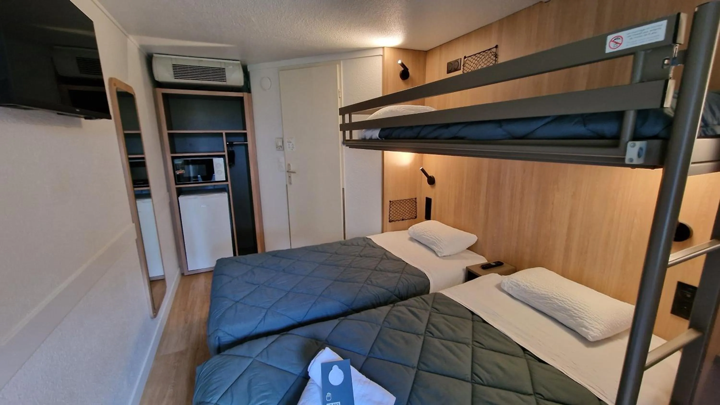 Bathroom, Bed in Premiere Classe Bordeaux Est Lormont