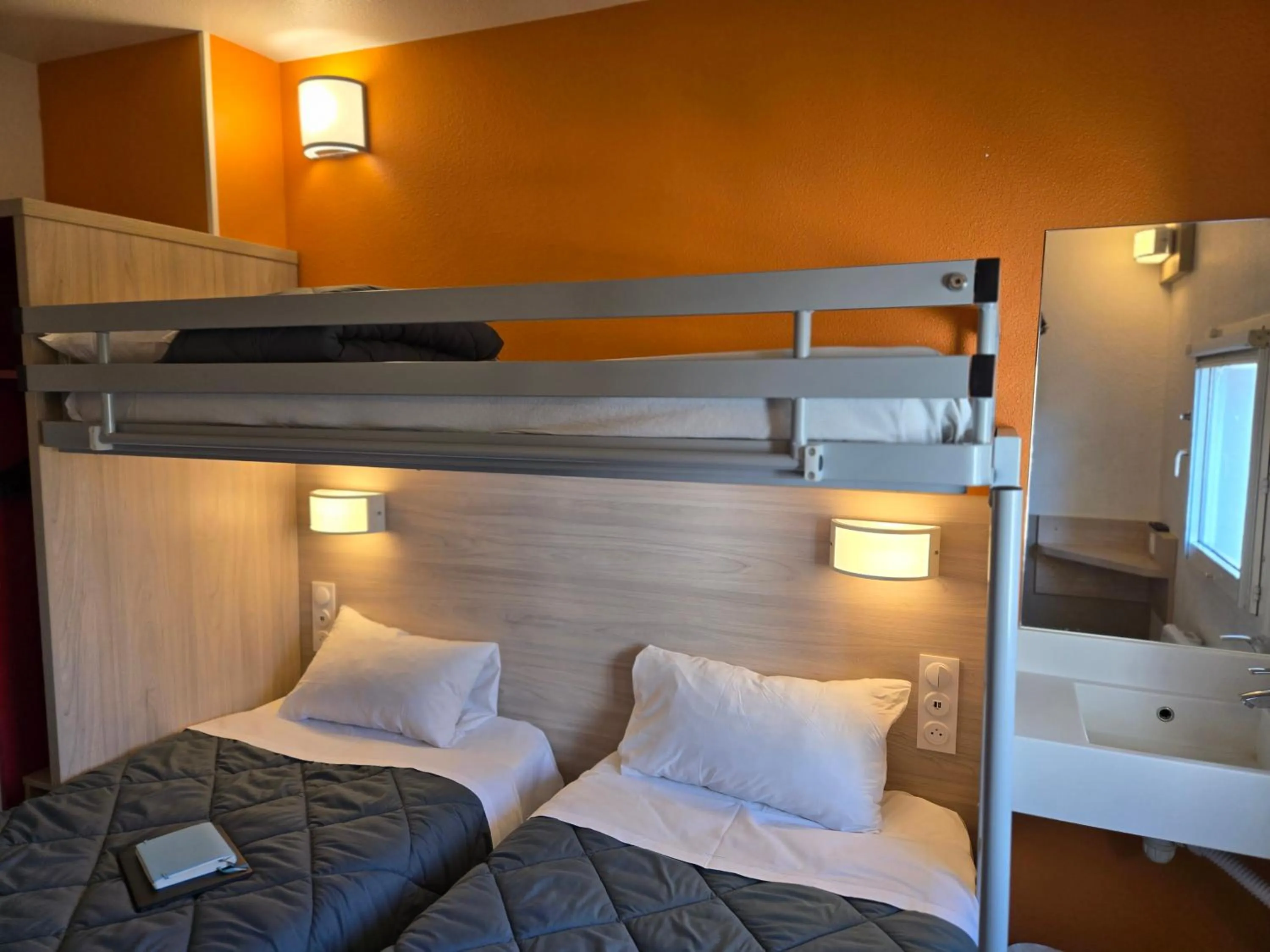 Bed in Premiere Classe Bordeaux Est Lormont