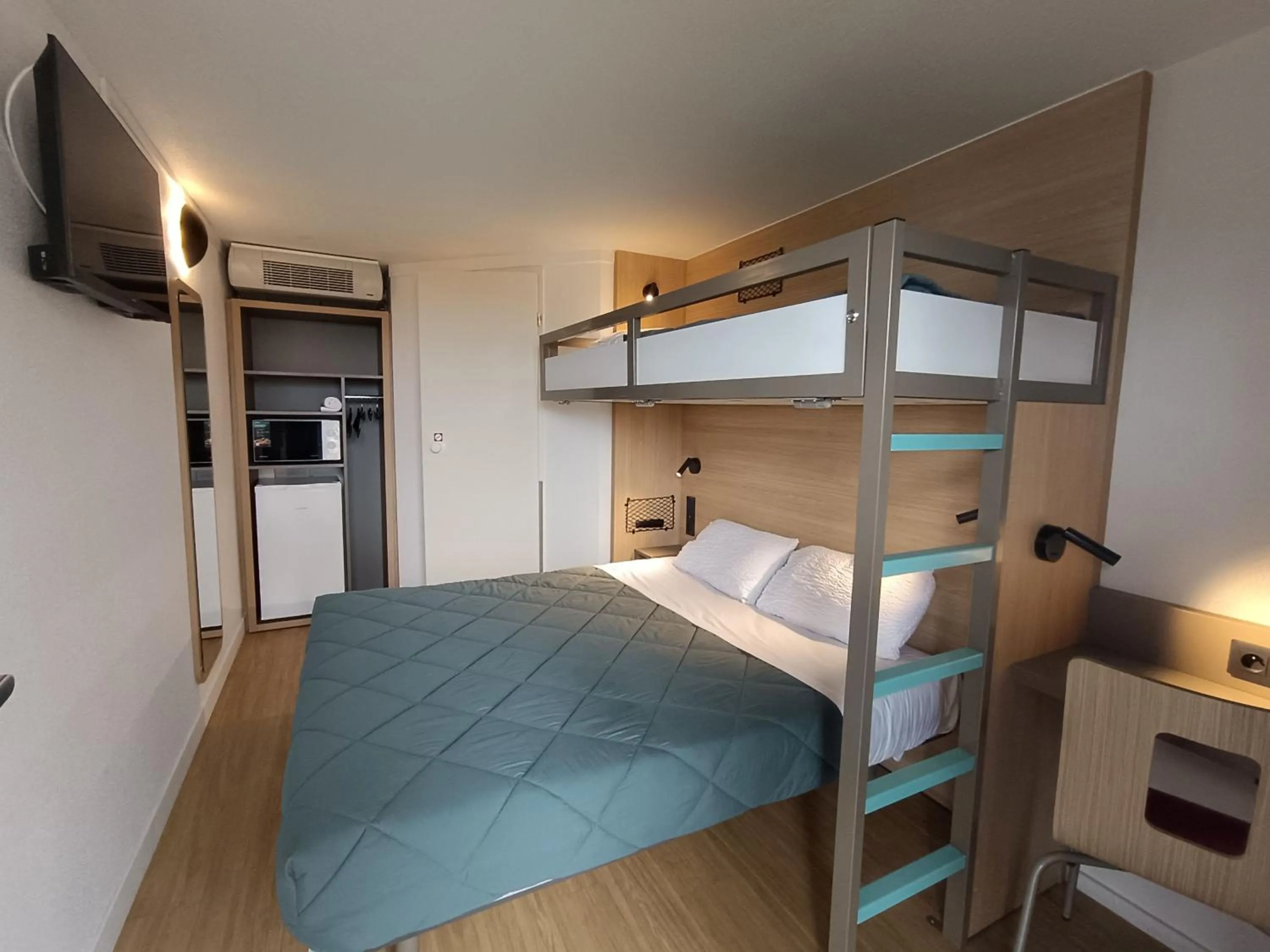 Bathroom, Bed in Premiere Classe Bordeaux Est Lormont