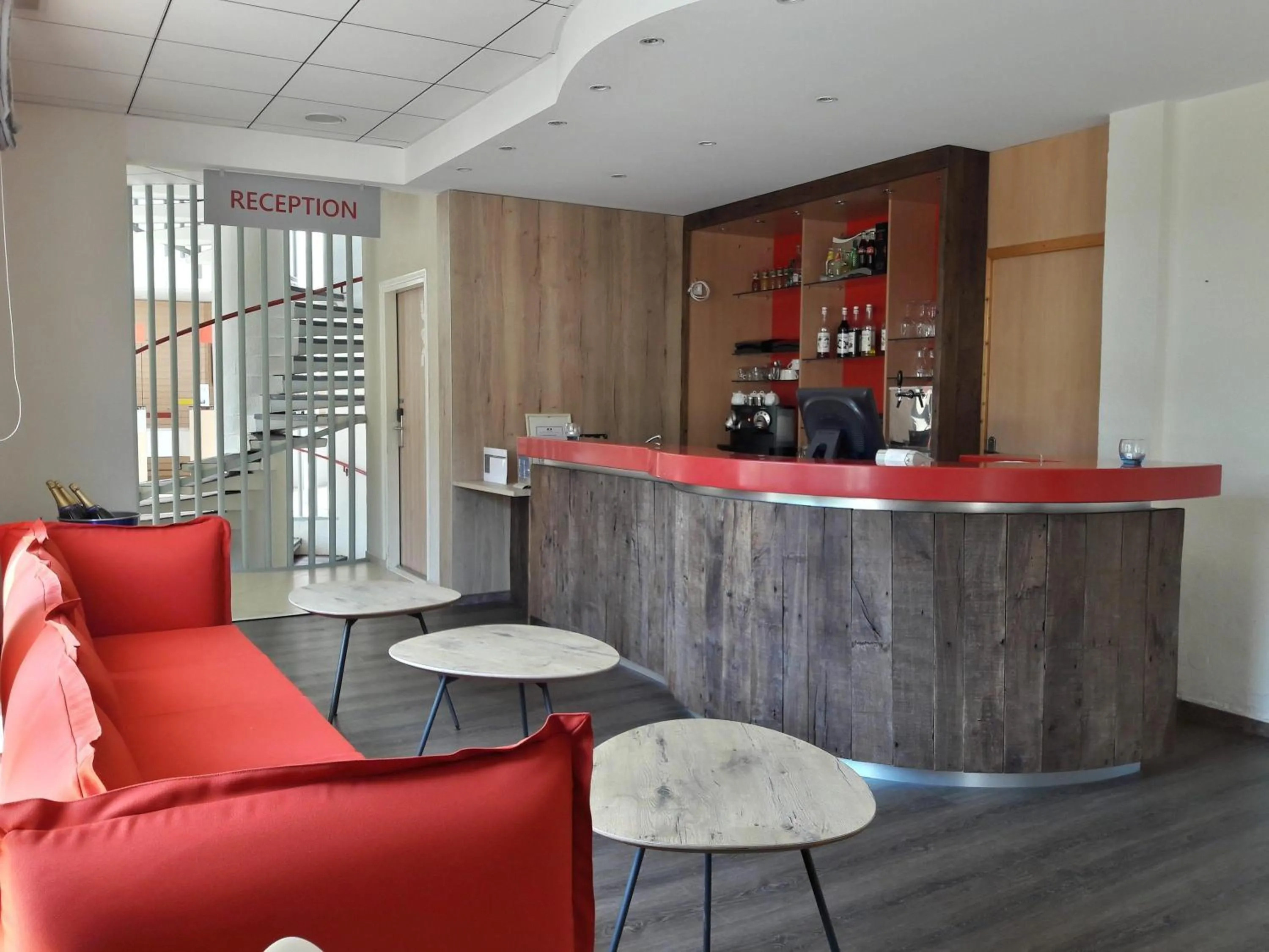 Lounge or bar in ibis Sète Balaruc les Bains Bien-être et Spa