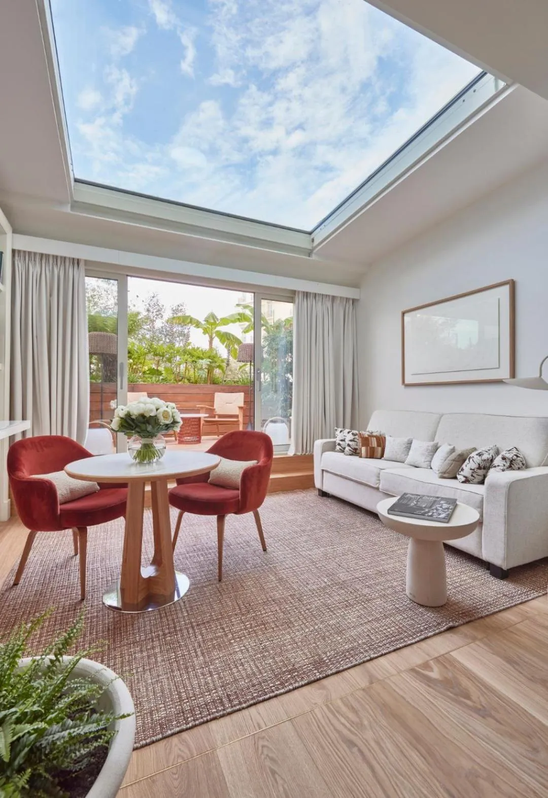 Living room in Hôtel Martinez, in The Unbound Collection by Hyatt