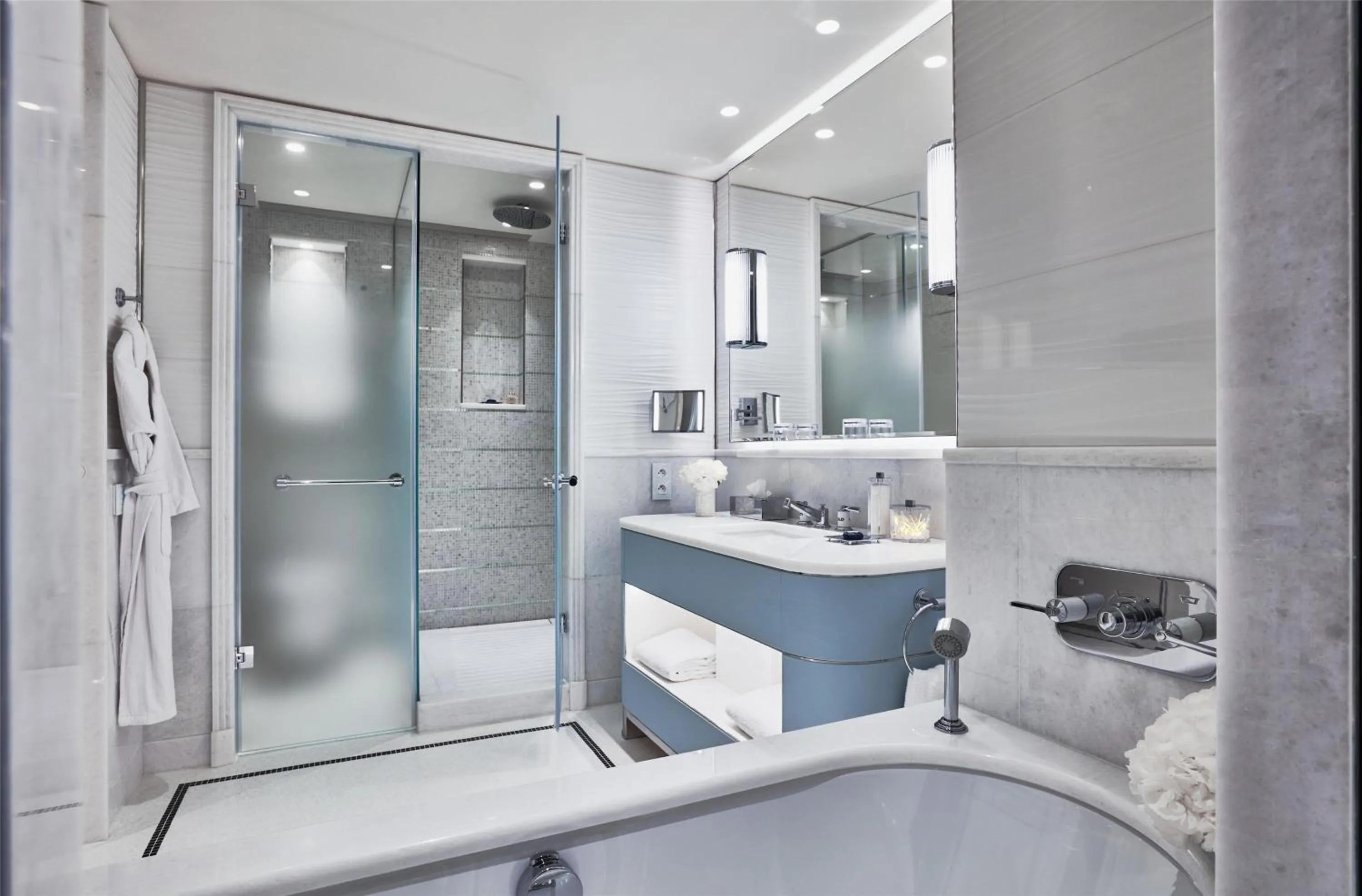 Bathroom in Hôtel Martinez, in The Unbound Collection by Hyatt