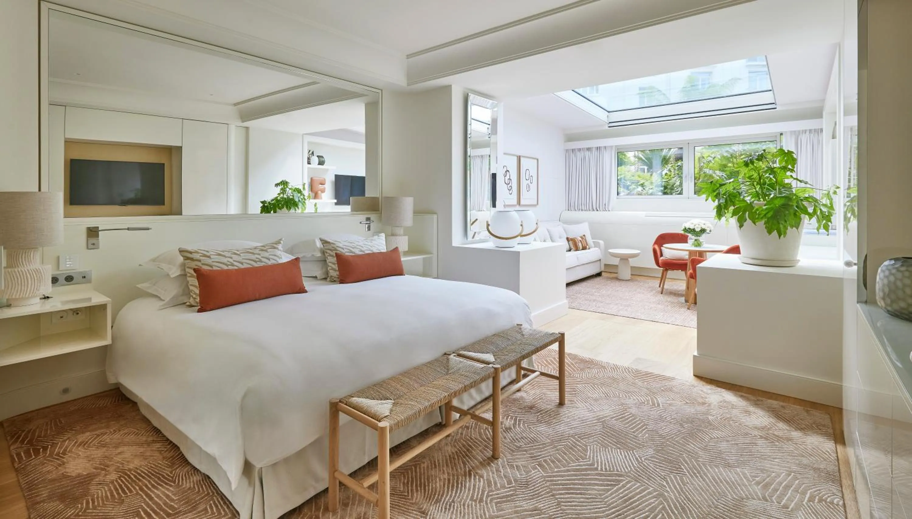 Bed in Hôtel Martinez, in The Unbound Collection by Hyatt