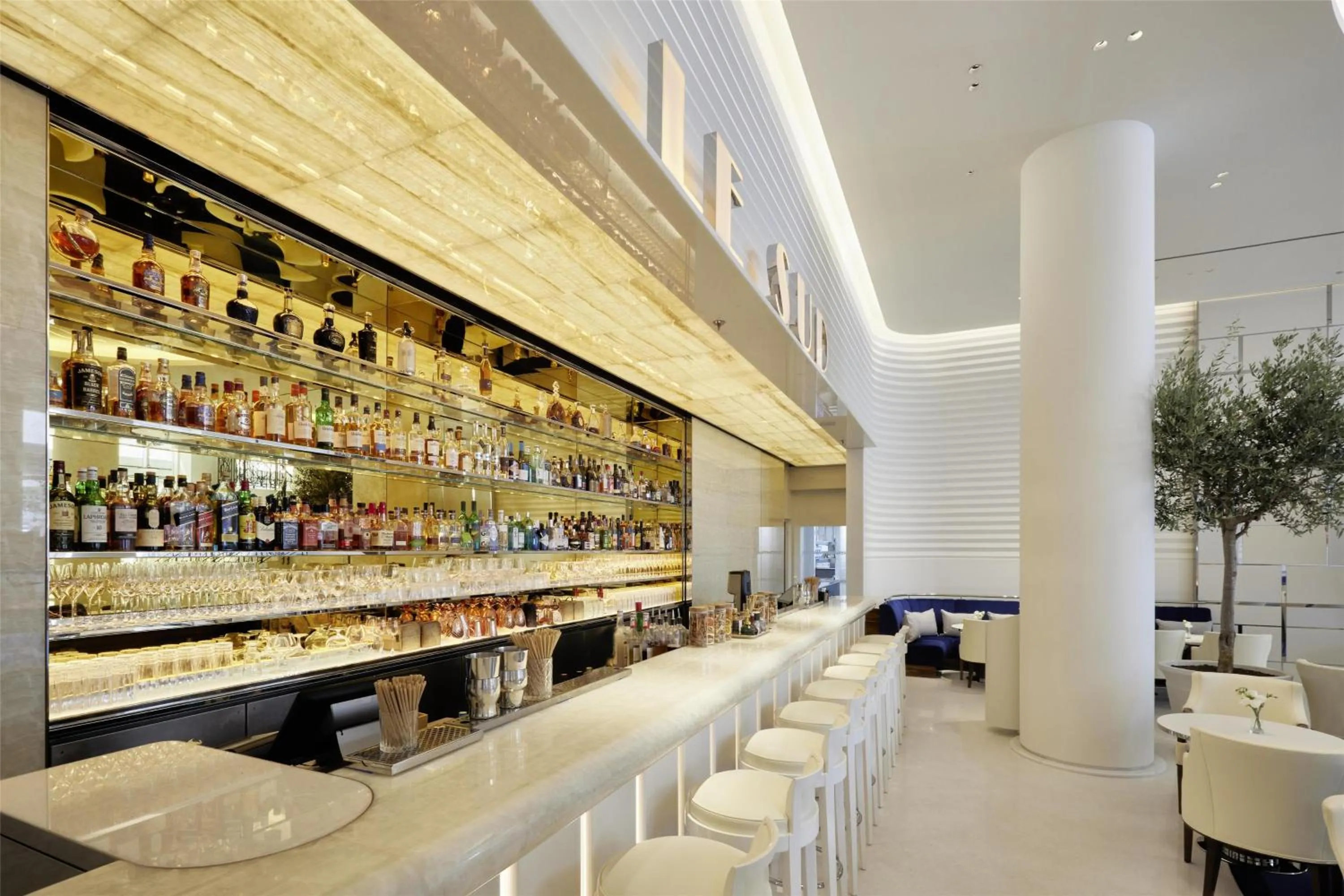 Lounge or bar in Hôtel Martinez, in The Unbound Collection by Hyatt