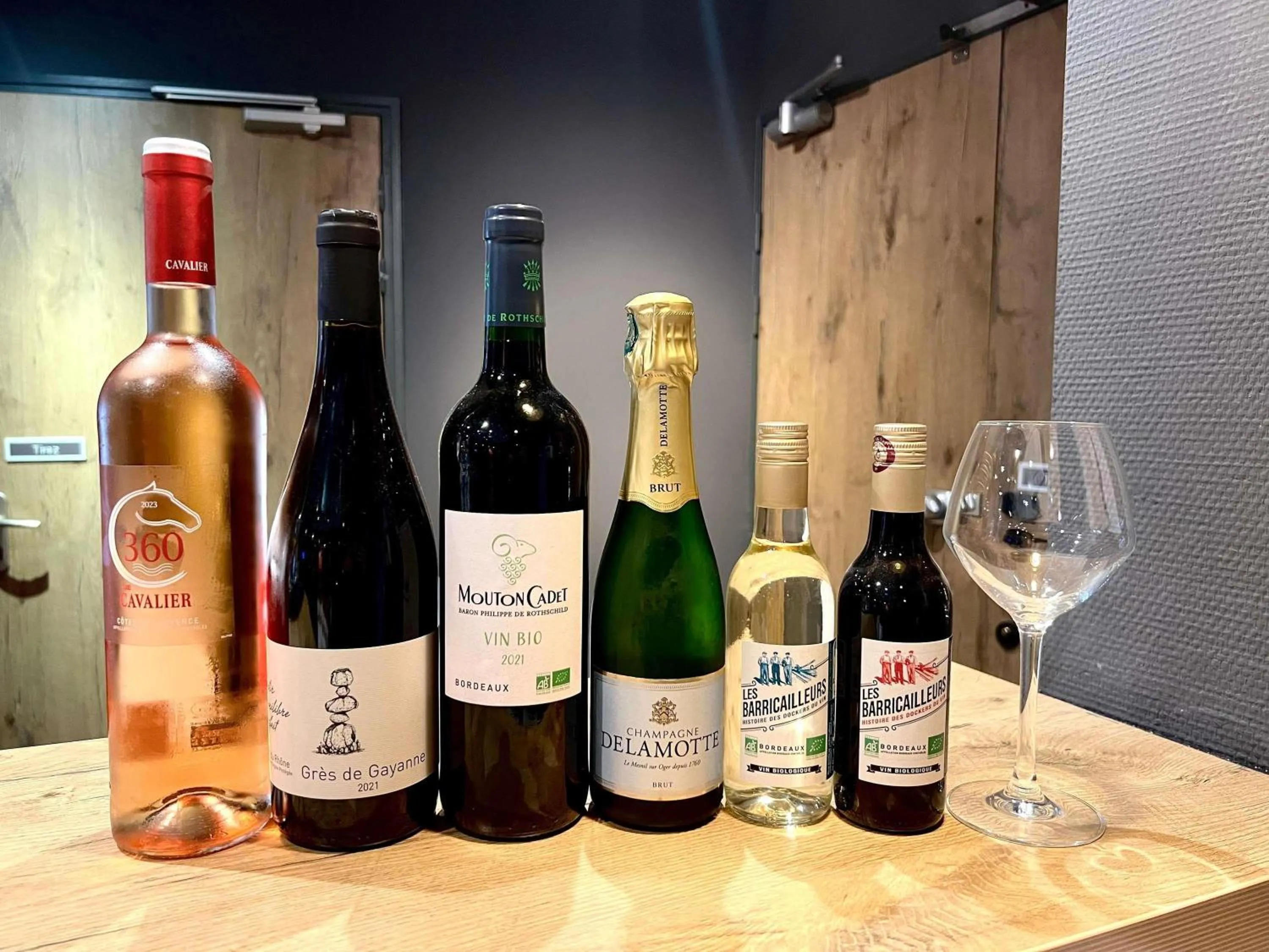 Lounge or bar in ibis Paris Brancion Parc des Expositions 15ème