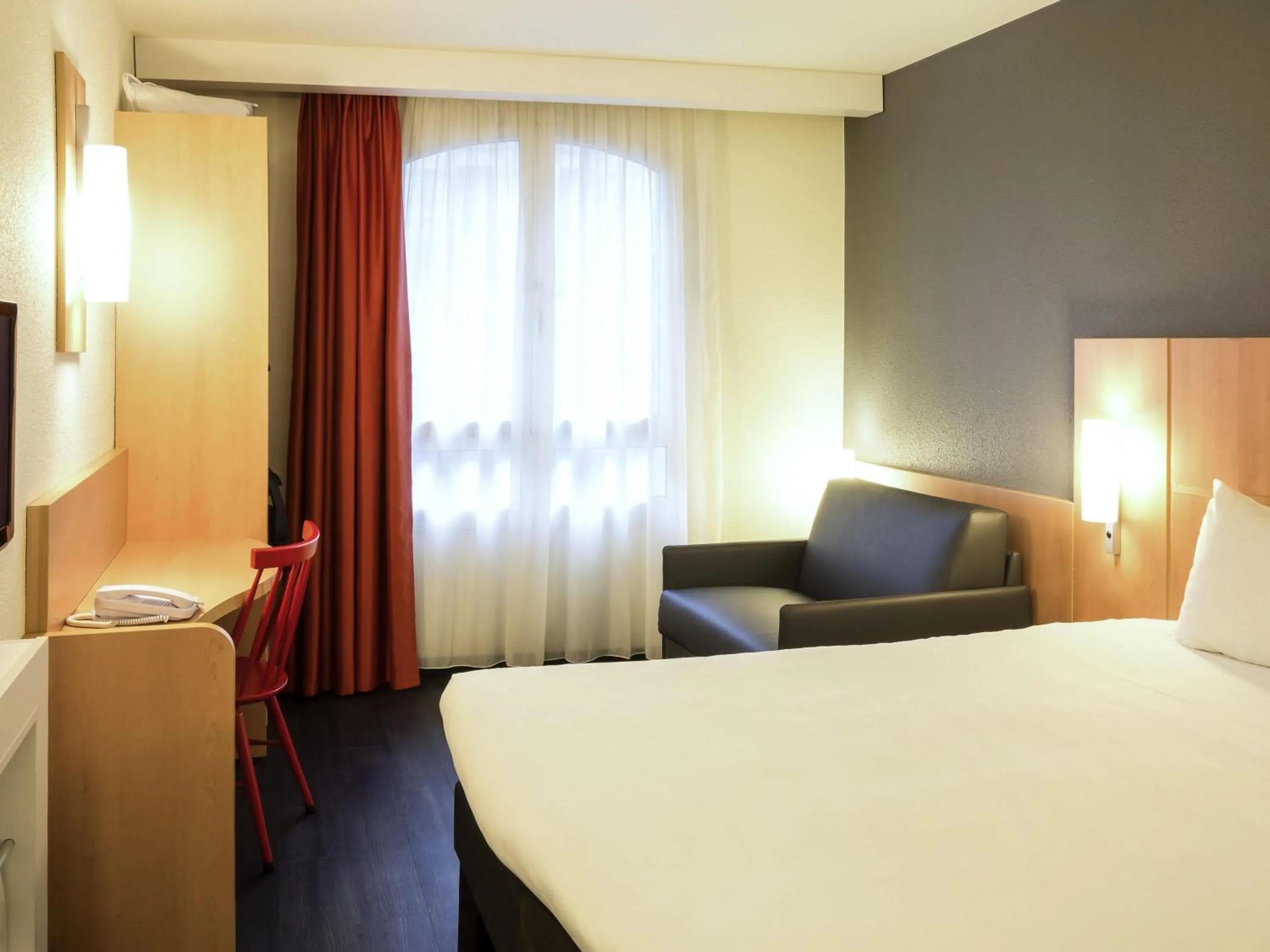 Bedroom, Bed in ibis Paris Gare de Lyon Ledru Rollin