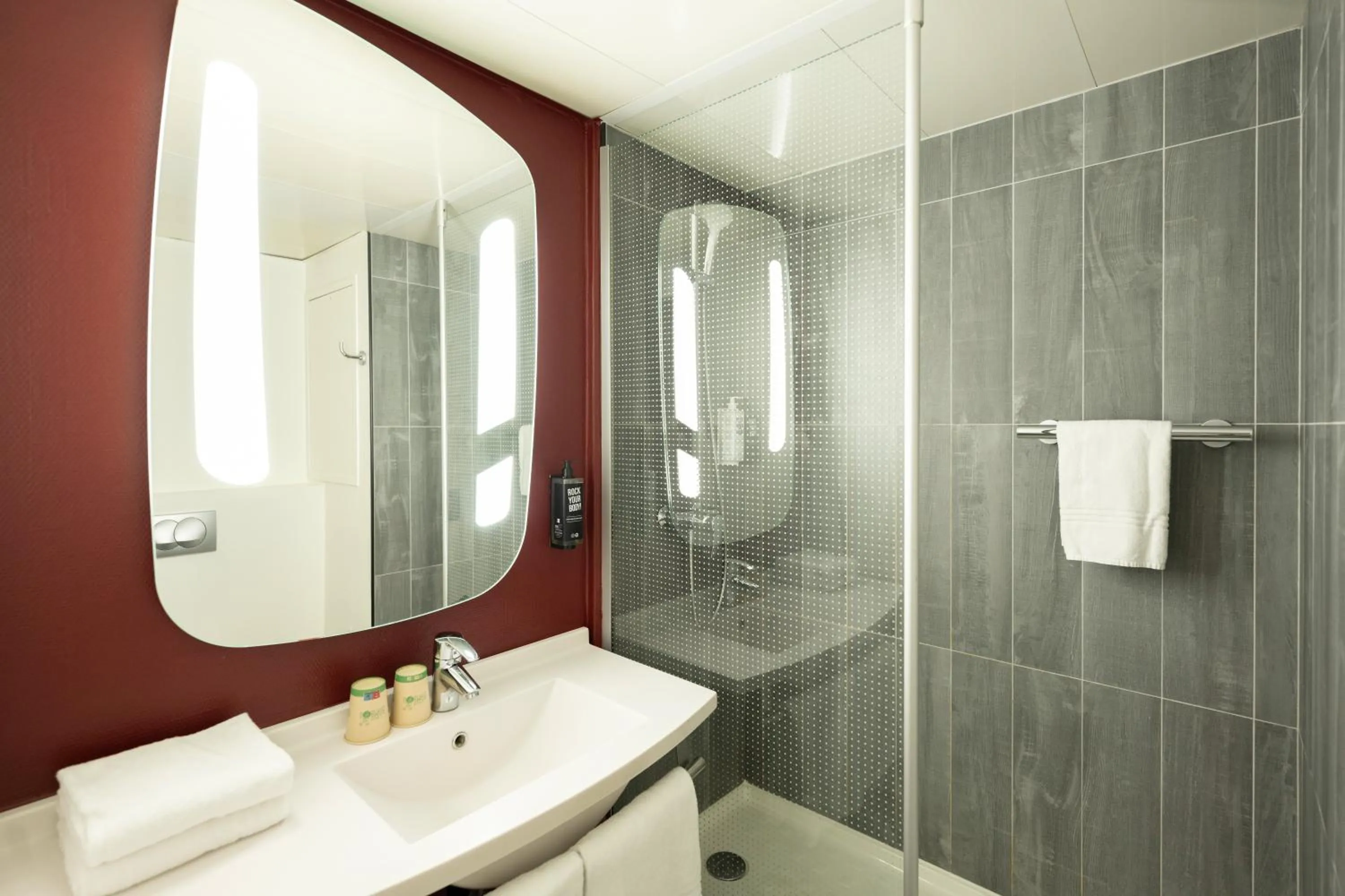 Bathroom in ibis Paris Gare de Lyon Ledru Rollin