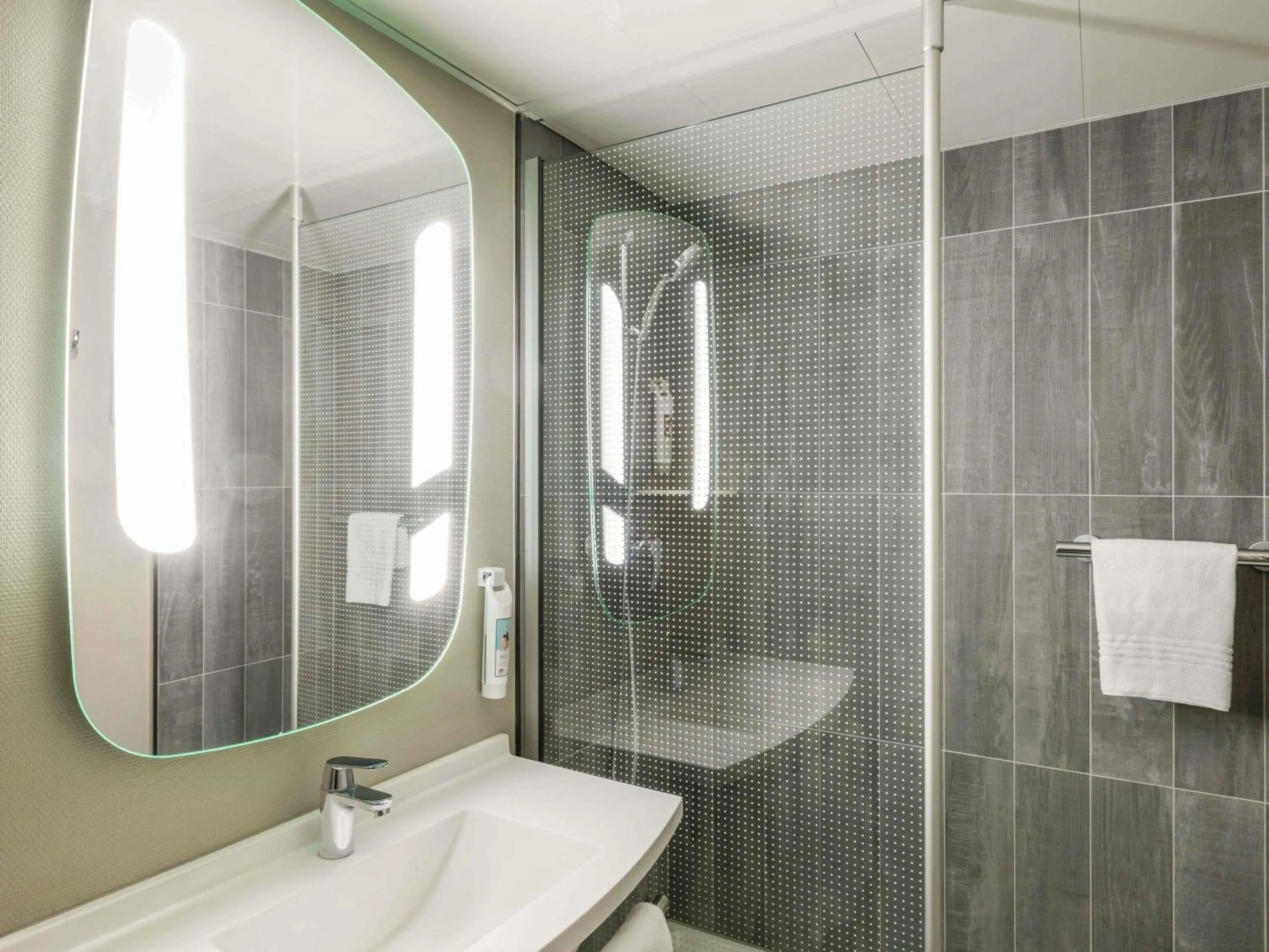 Bedroom in ibis Paris Gare de Lyon Ledru Rollin