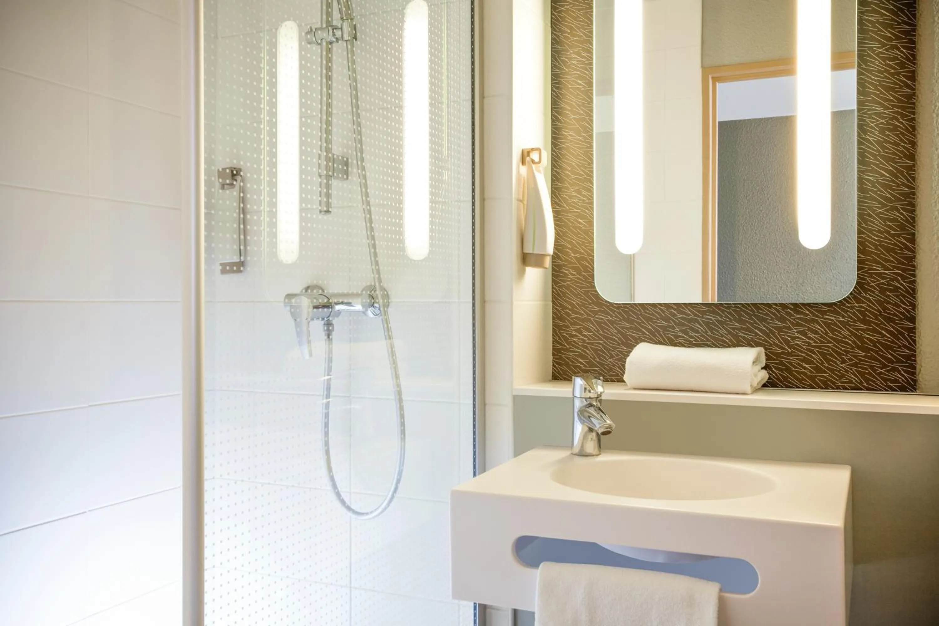 Shower in ibis Paris Gennevilliers