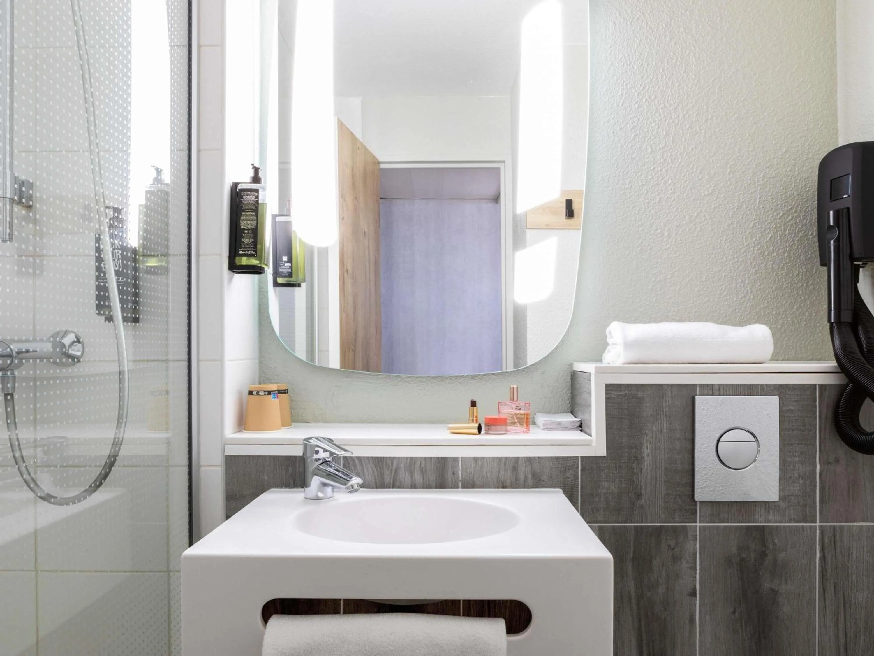 Bedroom in ibis Paris Gennevilliers