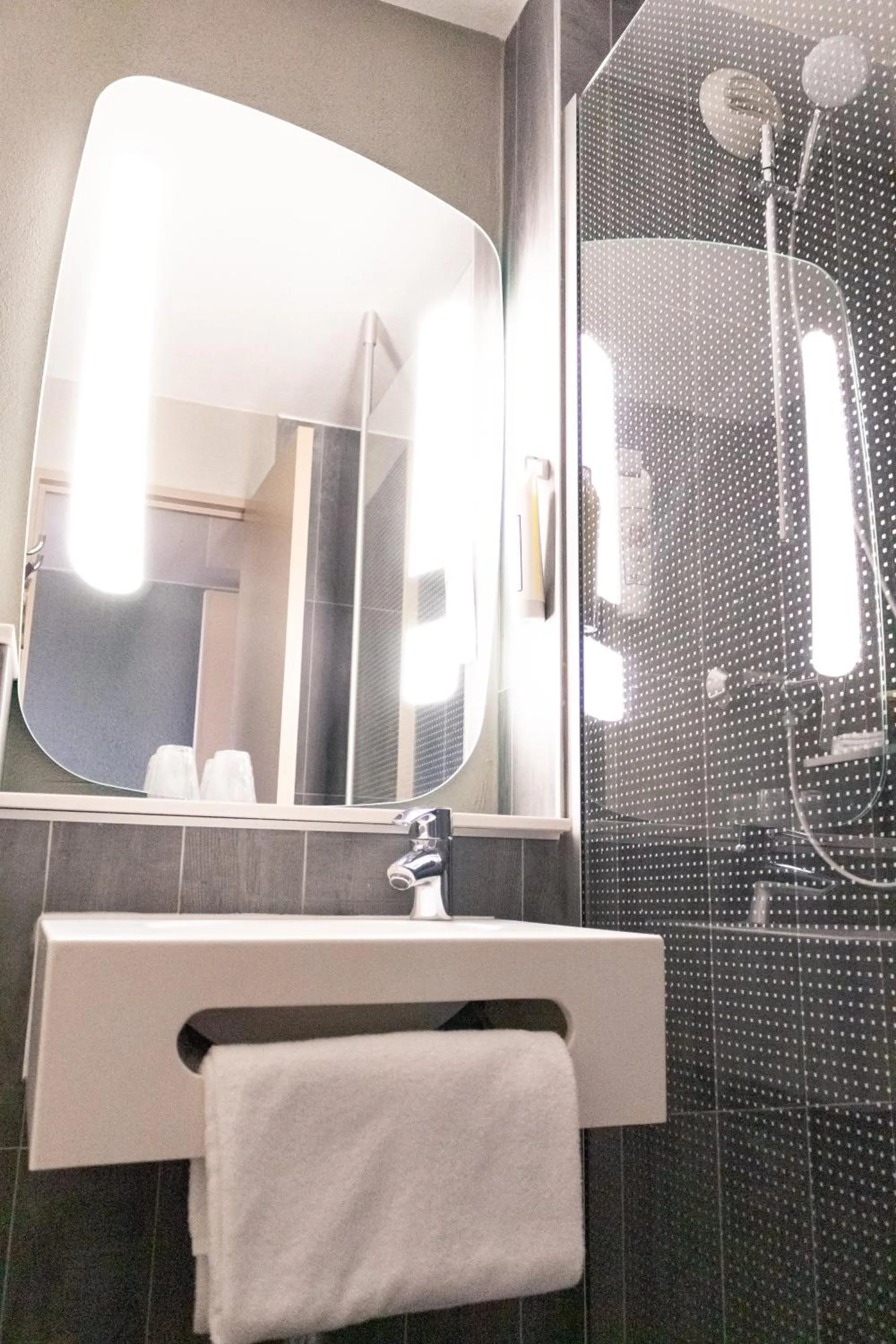 Bathroom in ibis Paris Gennevilliers