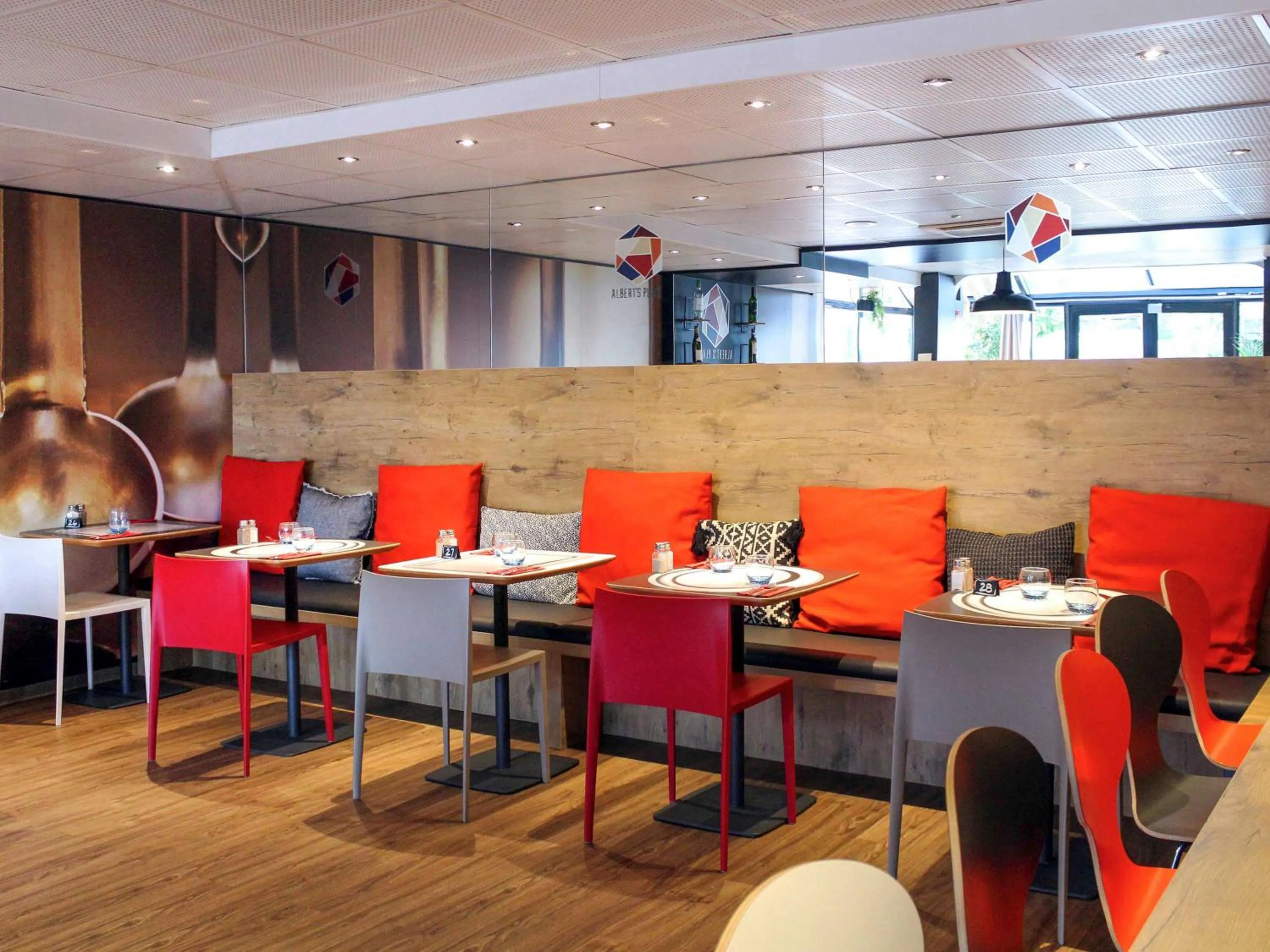 Restaurant/places to eat in ibis Paris Gennevilliers