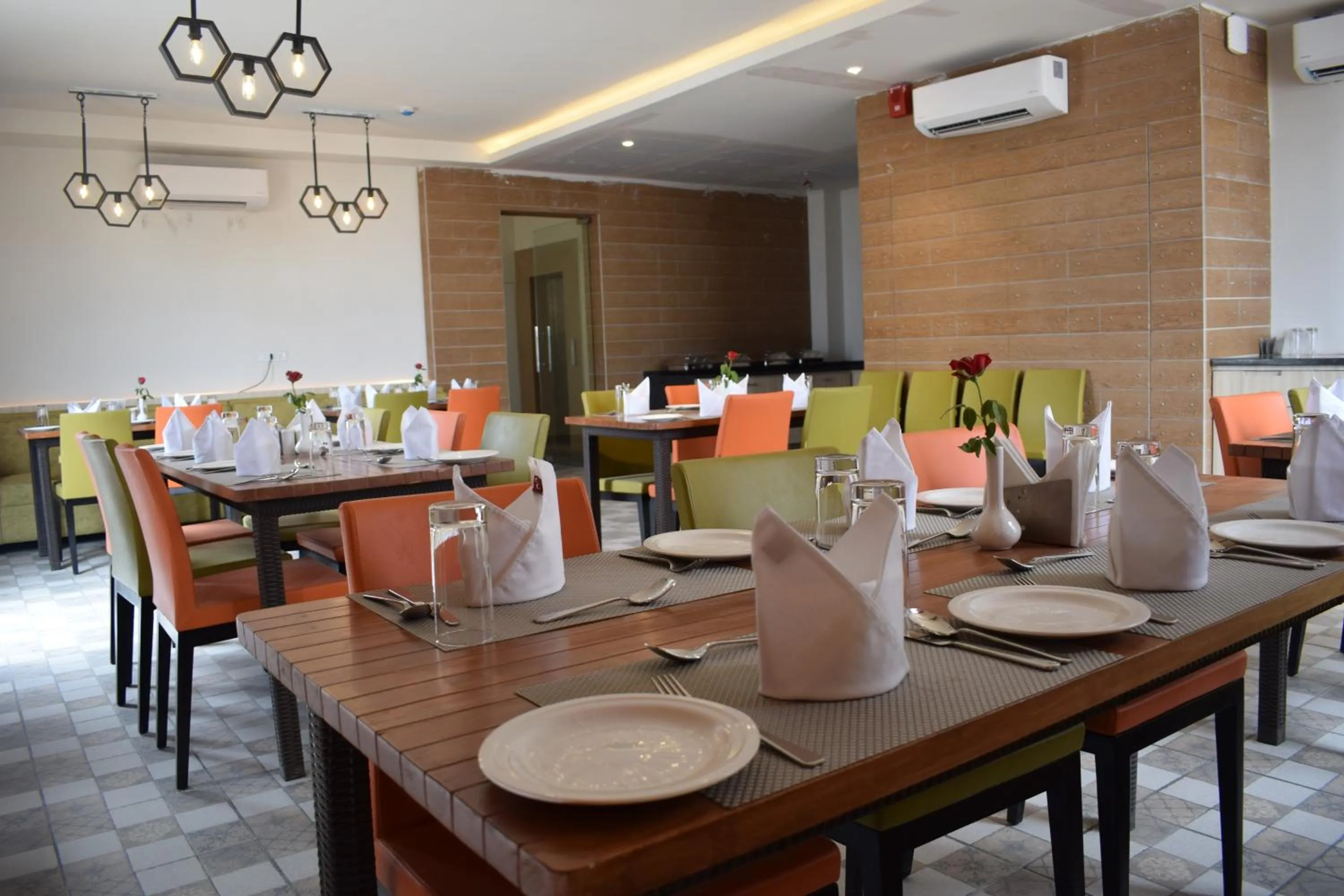Restaurant/places to eat in Hotel Deep Clarks Inn Lucknow