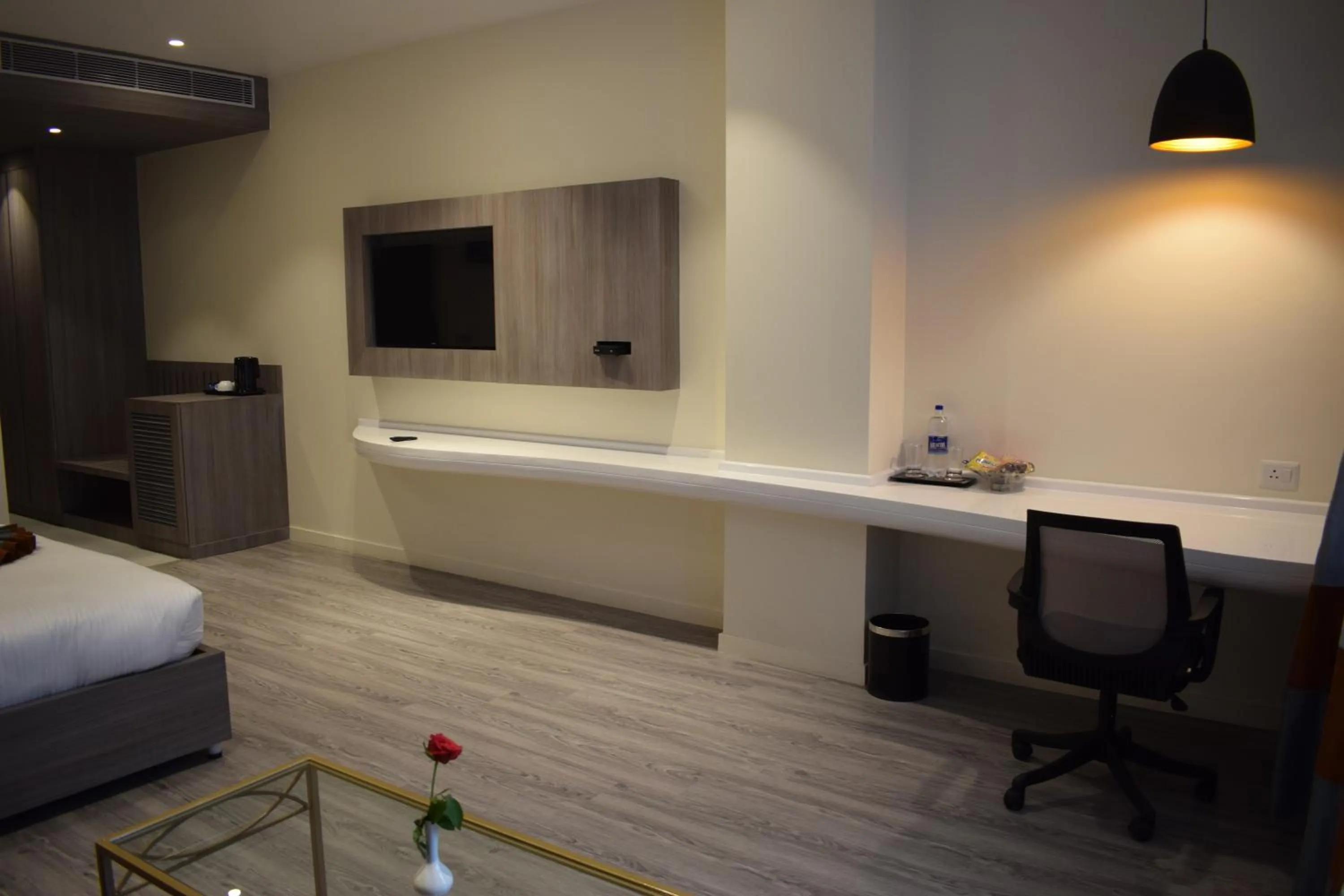 TV and multimedia, Bed in Hotel Deep Clarks Inn Lucknow