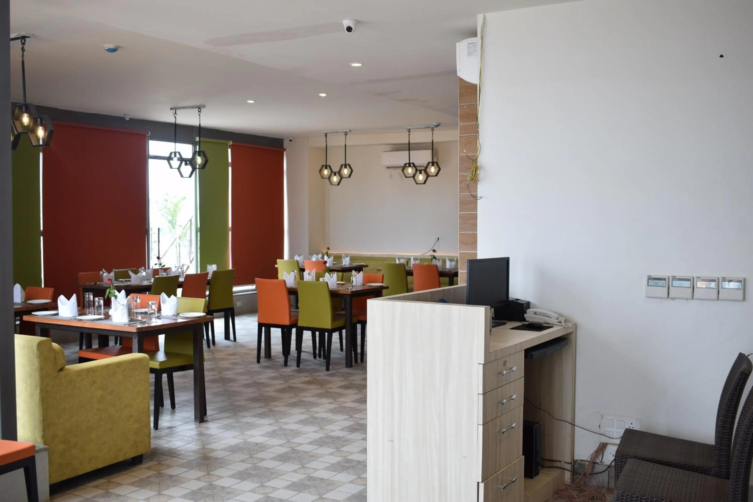 Restaurant/places to eat in Hotel Deep Clarks Inn Lucknow