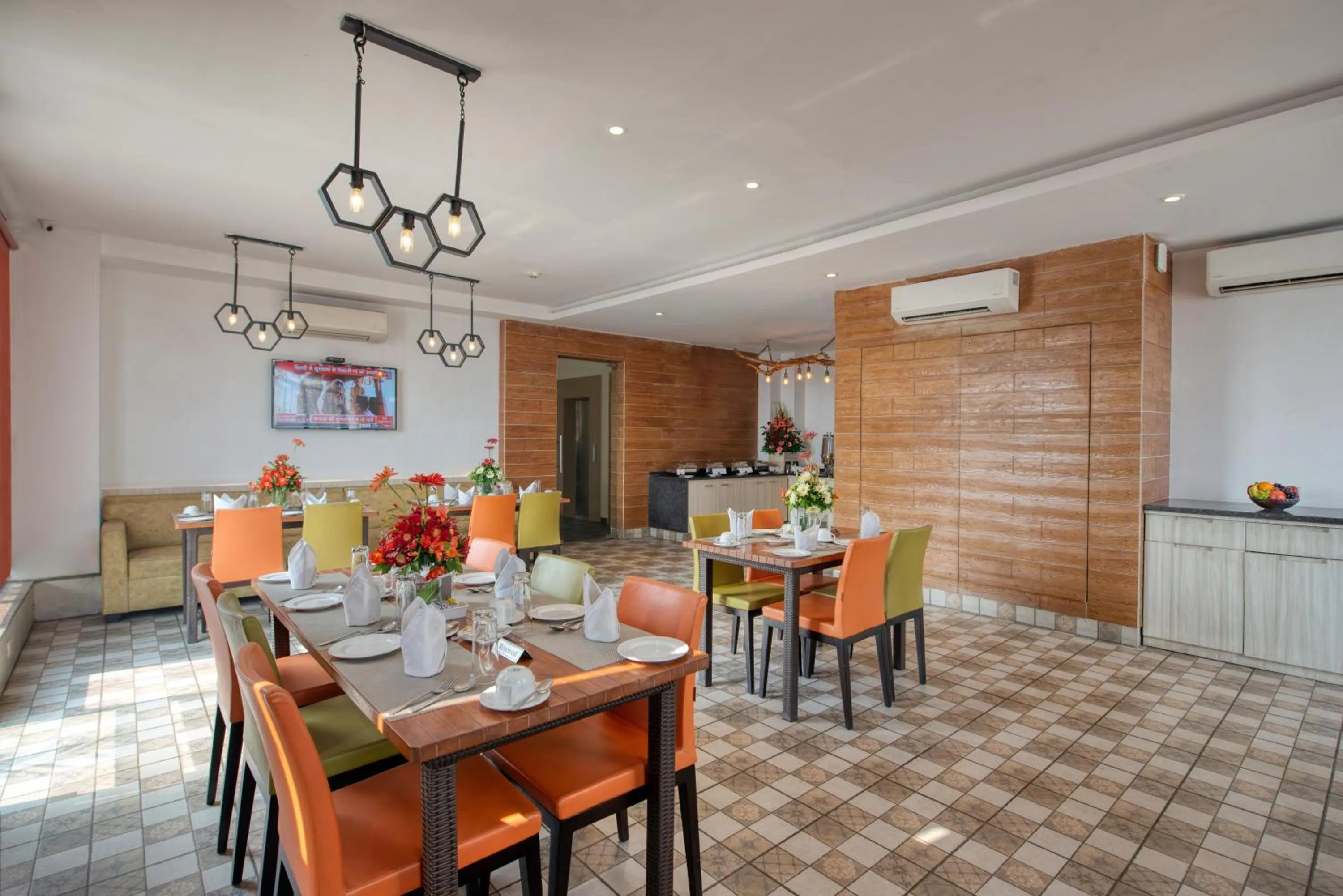 Dining area in Hotel Deep Clarks Inn Lucknow