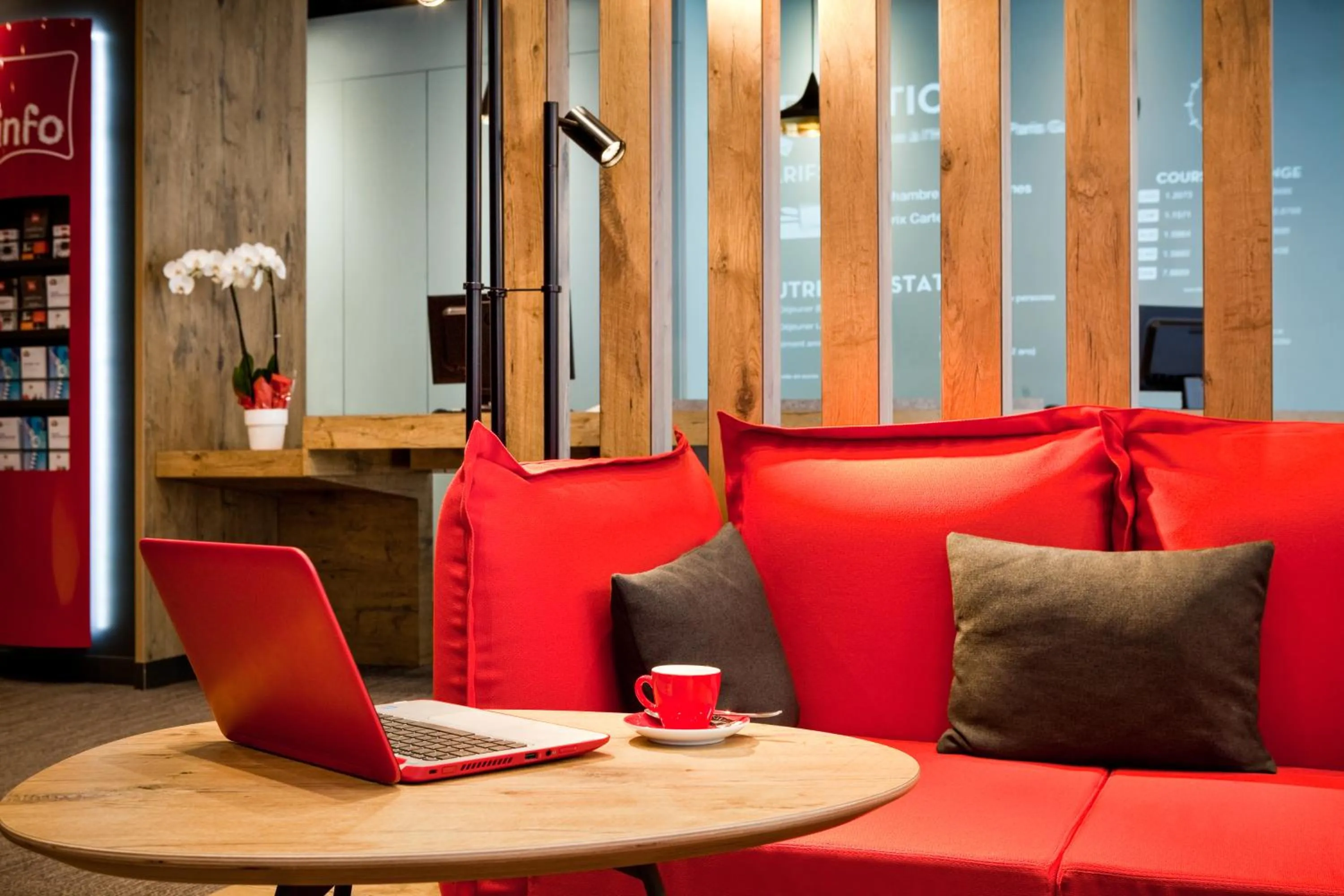 Lobby or reception in ibis Paris Gare De L'Est TGV