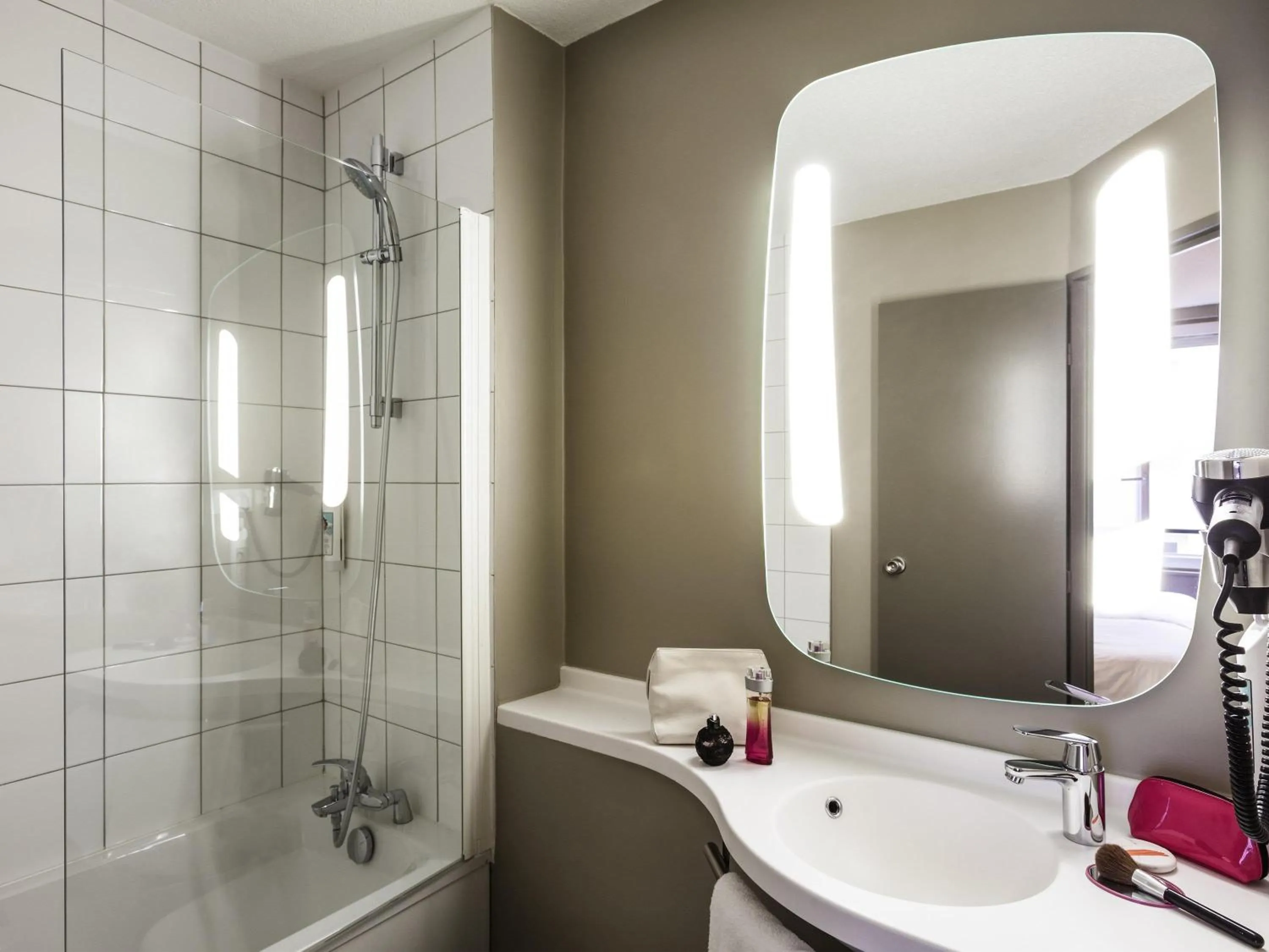 Bedroom in ibis Paris Gare De L'Est TGV